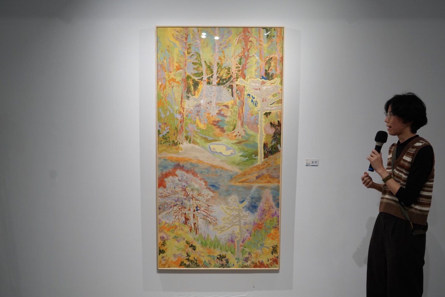 葉懿嫺與金賞作品《某日午夜森林是橘紅色》。（攝影／陳晞）