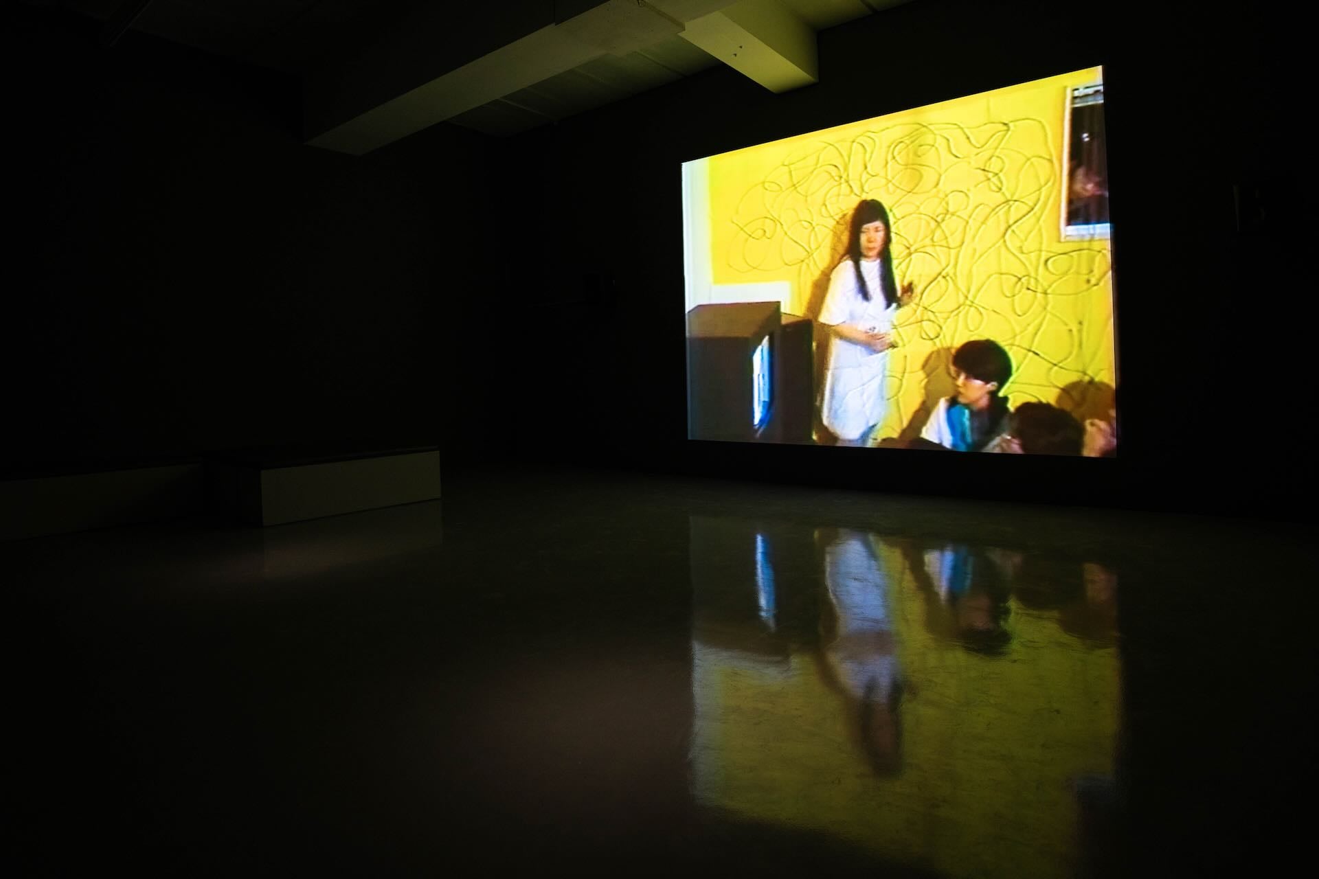 圖為B1展出草間彌生「乍現行動」的錄像作品。（北師美術館提供）