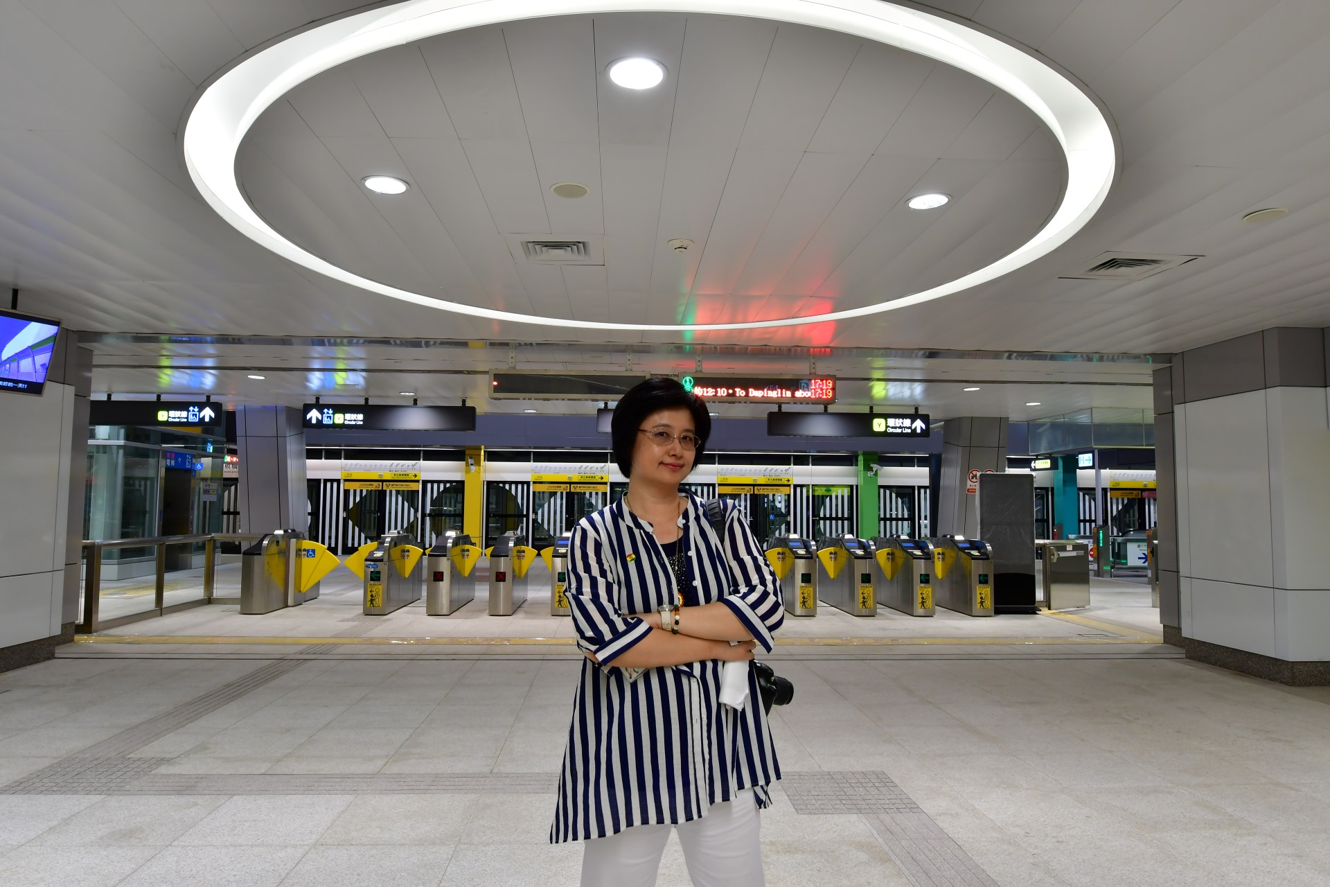 「臺北捷運環狀線第一階段公共藝術」承辦人員尹倩妮副工程司榮獲「興辦機關優良承辦獎」。圖為北市捷運工程局副工程司尹倩妮。（攝影／李建春，尹倩妮提供）