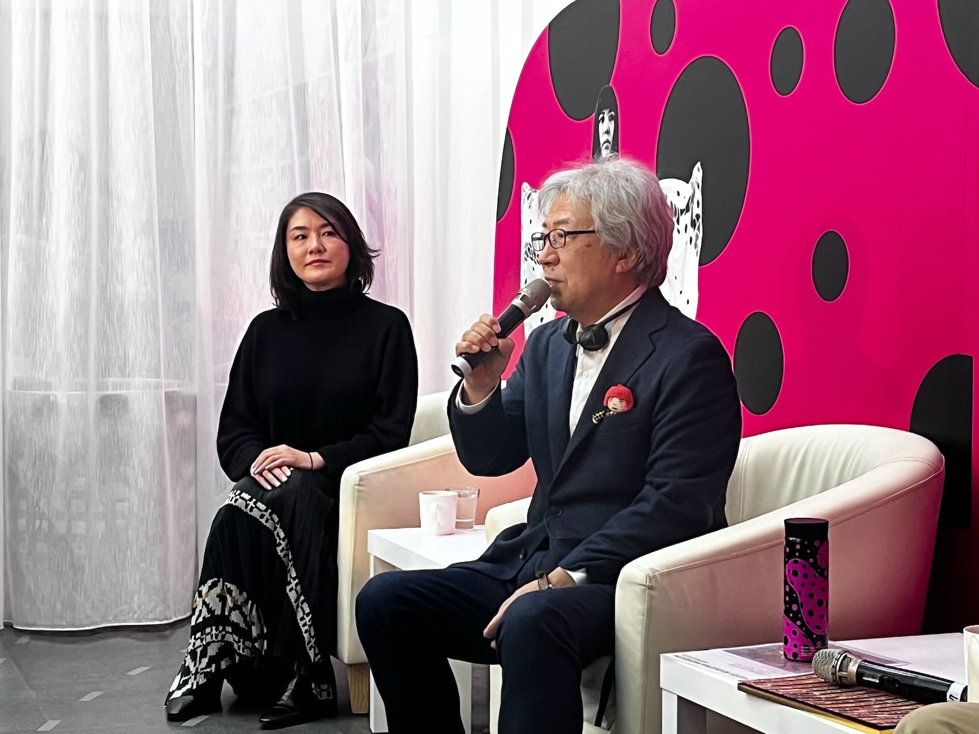 和倉誠治過去的收藏偏好以戰後現代美術為主。然而，自從接觸到草間彌生的作品後，強烈的吸引力促使他改變了過去偏愛具象藝術的收藏方向，轉而全心投入草間彌生作品的收藏。（本刊資料室）