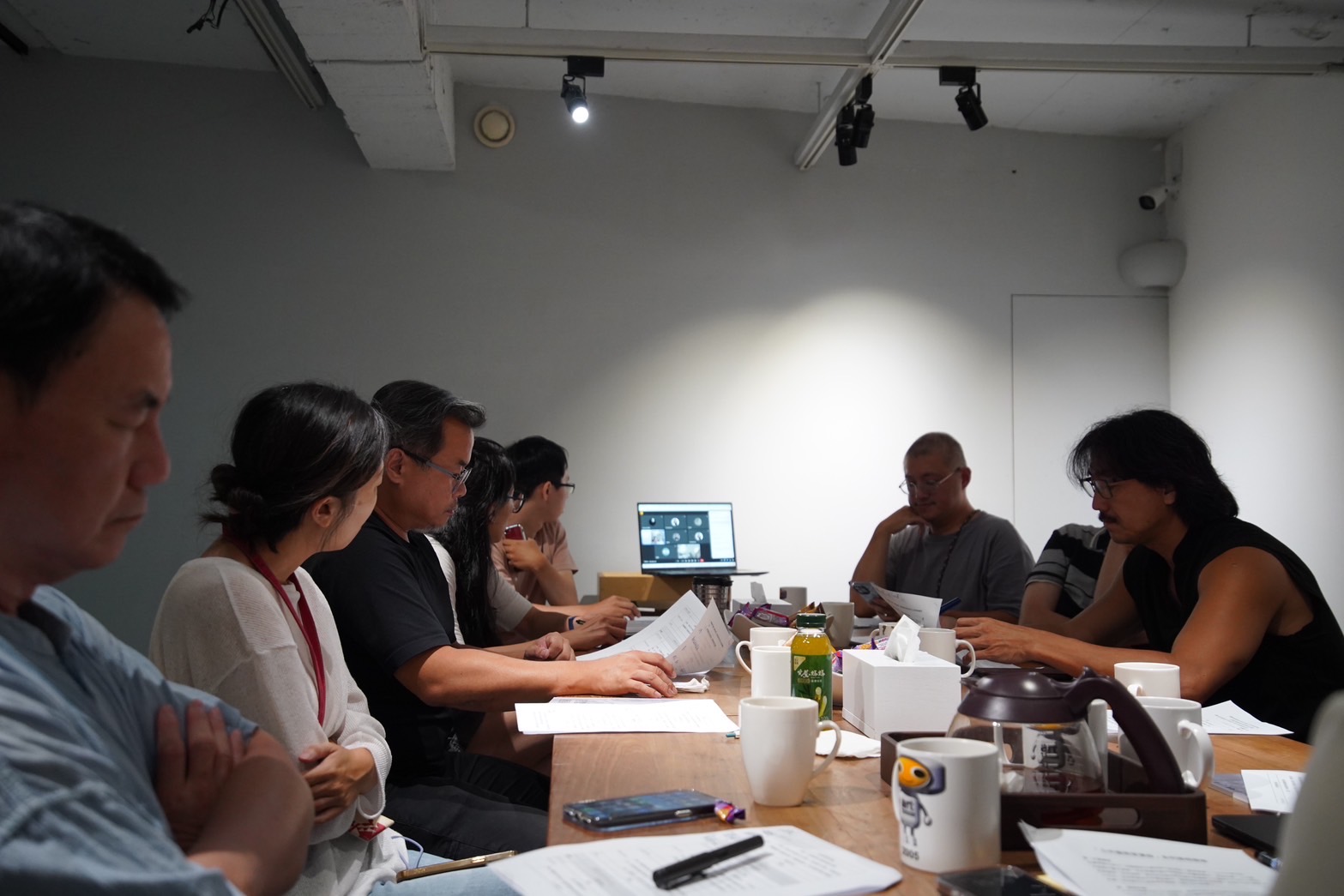 許多真正優秀的藝術家，不願意碰觸看起來「水很深」的公共藝術案，取而代之的，是懂得鑽漏洞、便宜行事的公共藝術代辦公司。圖為視盟「公共藝術—藝術家研習營」講師共識會議。（視盟提供）
