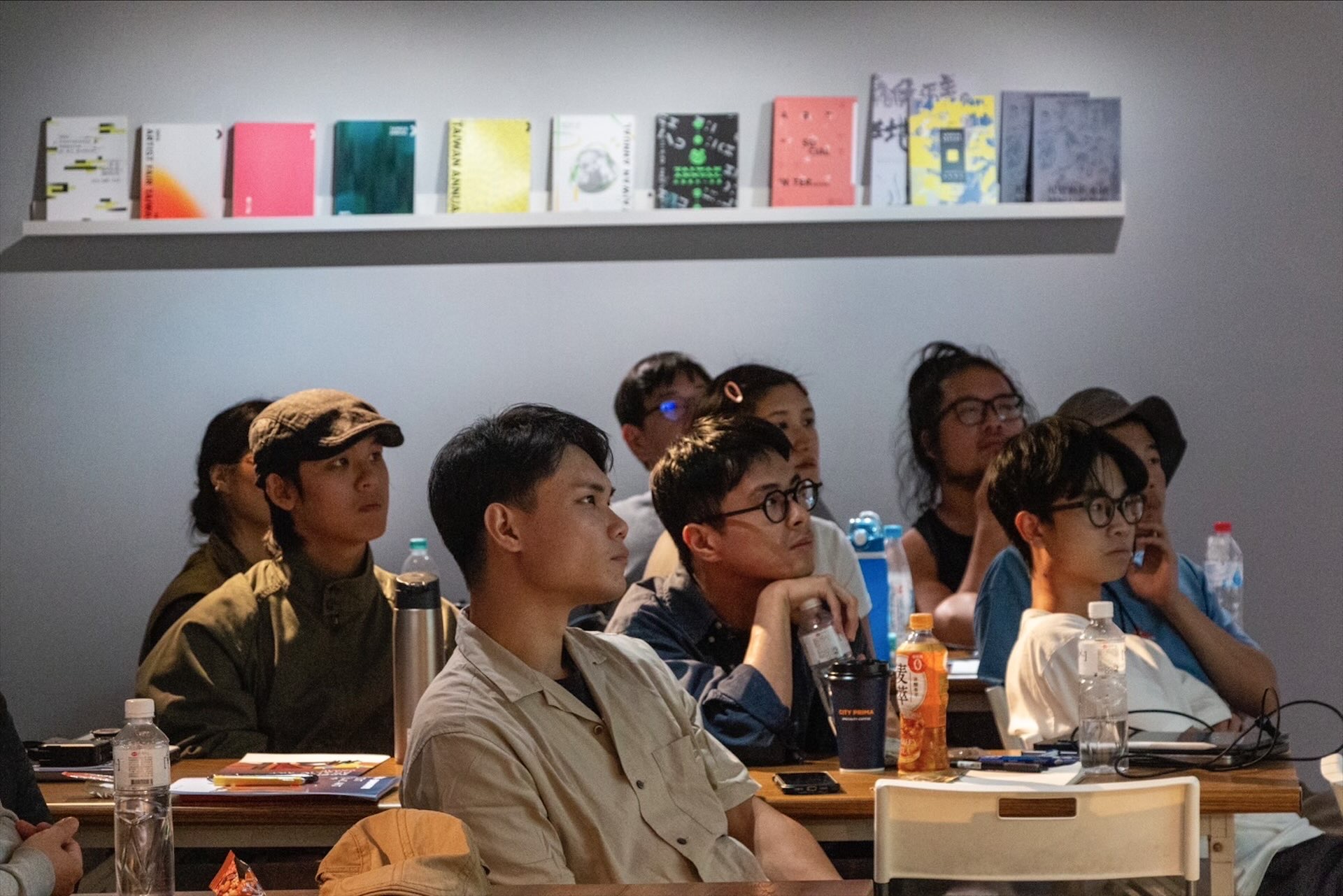 藝術家在獎補助機制與商業市場所扮演的角色、所受的尊重、生存方法，以及思考創作脈絡的方式，面對公共藝術時，似乎完全要換成另一種思維。圖為視盟「公共藝術—藝術家研習營」現場影像。（視盟提供）