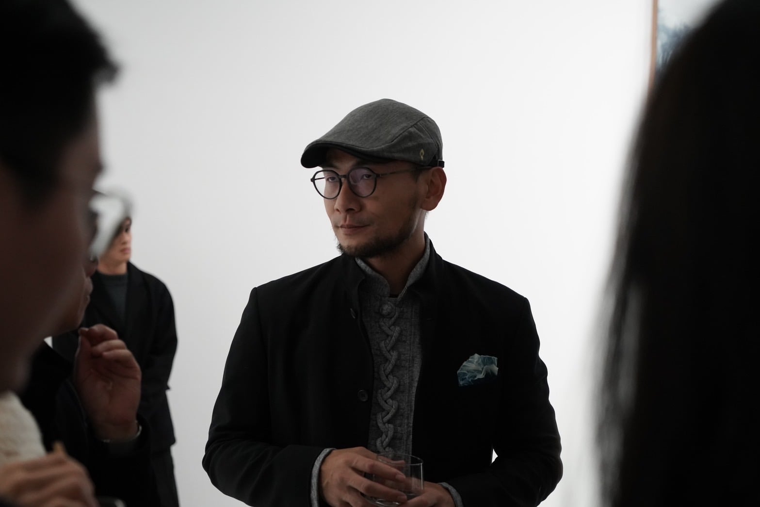 此次在gdm 爍樂台北的吳季璁個展「氰山映月」作爲開幕首展，畫廊帶來了數件展現藝術家更高格局的新作。圖為藝術家吳季璁於個展開幕現場。（攝影／陳晞）