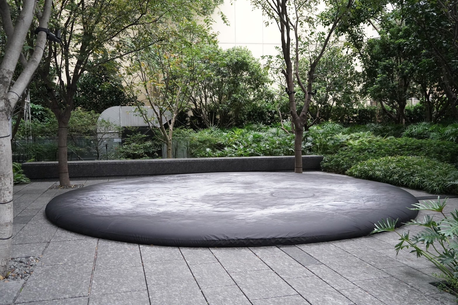 除了知名的《氰山集》以及《皴法習作》之外，藝術家更發表了全新的戶外裝置作品《臥月（Lying Moon）》。圖為吳季璁作品《臥月》（攝影／陳晞）