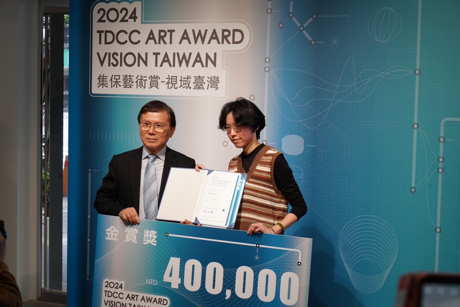 「2024集保藝術賞一視域臺灣」由葉懿嫺《某日午夜森林是橘紅色》獲金賞與獎金40萬元。（攝影／陳晞）