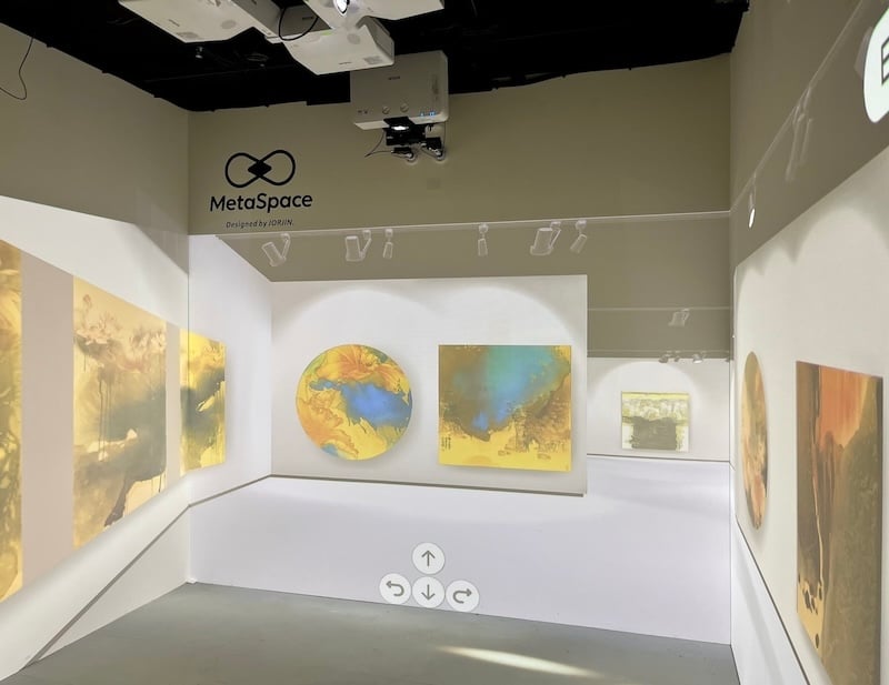「無．界．藝．境」科技水墨互動藝術展展場中，以佐臻的META SPACE呈現波翼藝術最新3D-VR線上裸眼沉浸式展覽，創造了一個無國界的藝術交流平台。（攝影／章郡榕）