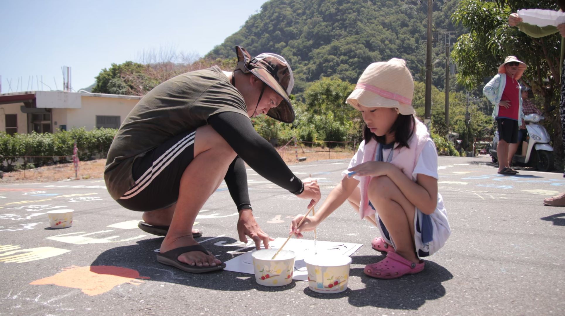 2024「交會地方，藝駐共創」計畫與當地居民互動現場。（「交會地方，藝駐共創」計畫提供）