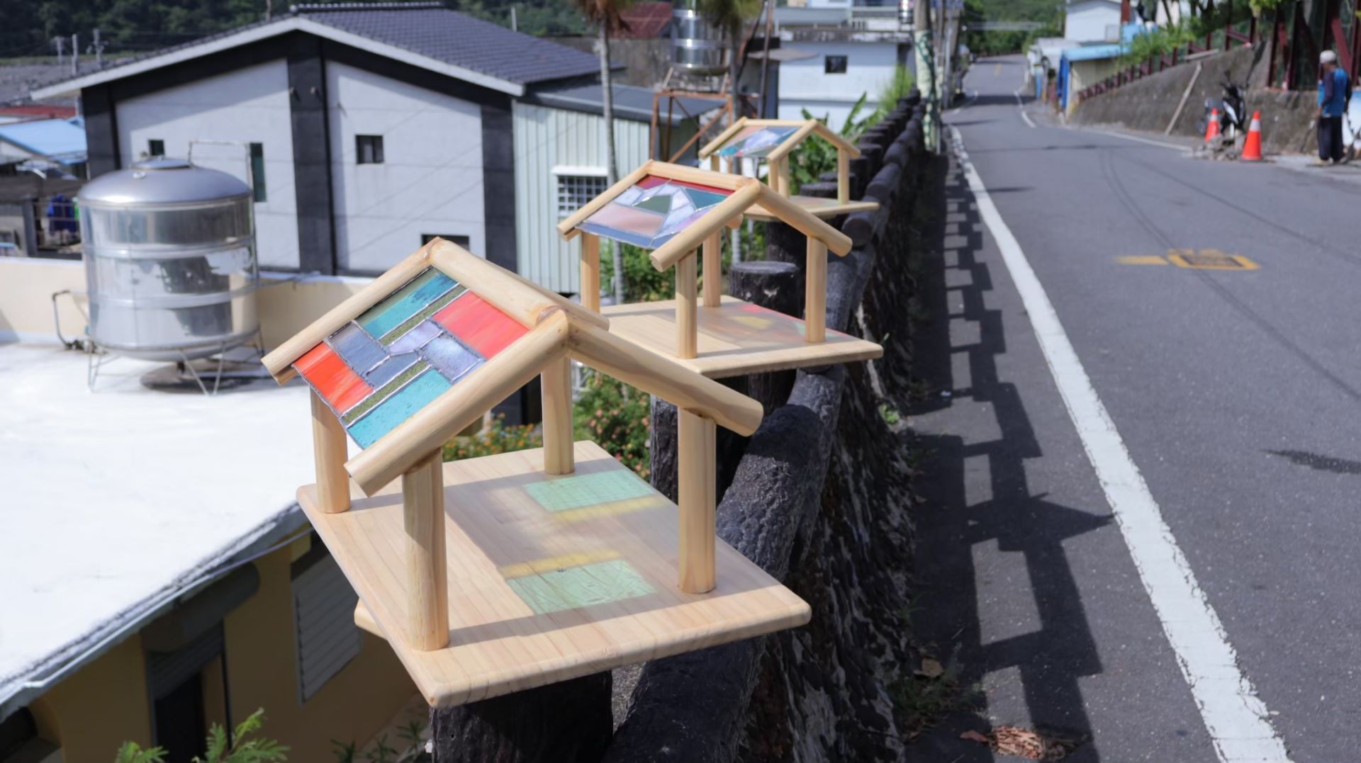 「太陽升起・金光閃閃」工作坊與在地金工創作者阿布的合作，製作彩色玻璃小屋作為家屋的象徵。（「交會地方，藝駐共創」計畫提供）