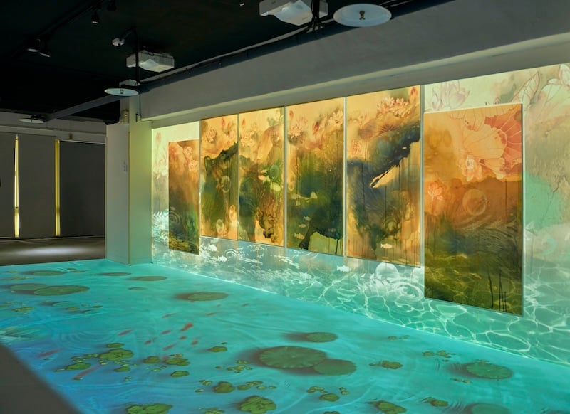 「無．界．藝．境」鄭月妹科技水墨互動藝術展，由臺灣藝術家鄭月妹、波翼藝術與佐臻三方攜手合作，以多種互動技術裝置，呈現鄭月妹的全新水墨創作—《亭亭玉立》，打造虛實交織的沉浸式藝術體驗。（波翼藝術提供）