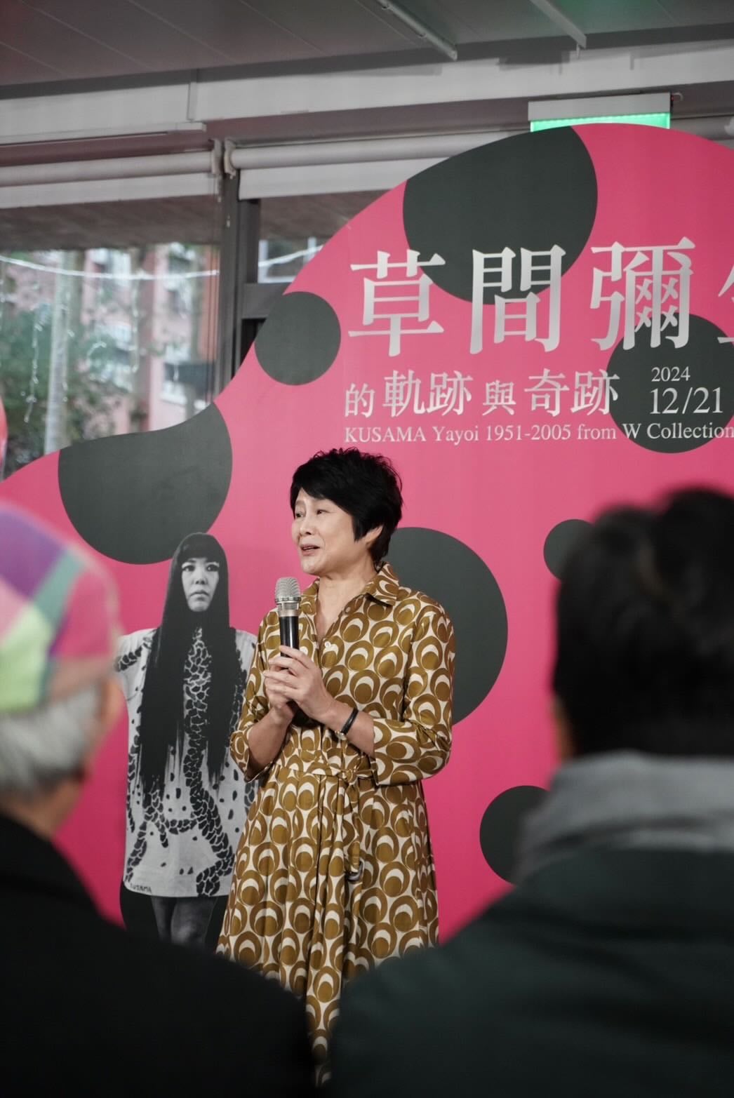 總策畫林曼麗從「草間的綻放」、「圓點.原點」、「草間的蟄伏」及「Love Forever」四個子題切入,展現出草間彌生透過作品欲與世界對話的企圖。圖為總策畫林曼麗於開幕致詞。(本刊資料室)