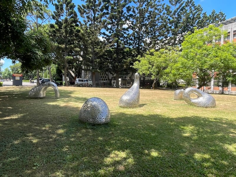 國立中央大學校內的《大象五形、坐聽松風、漫步雲端、蘊行》作品。(文化部提供)