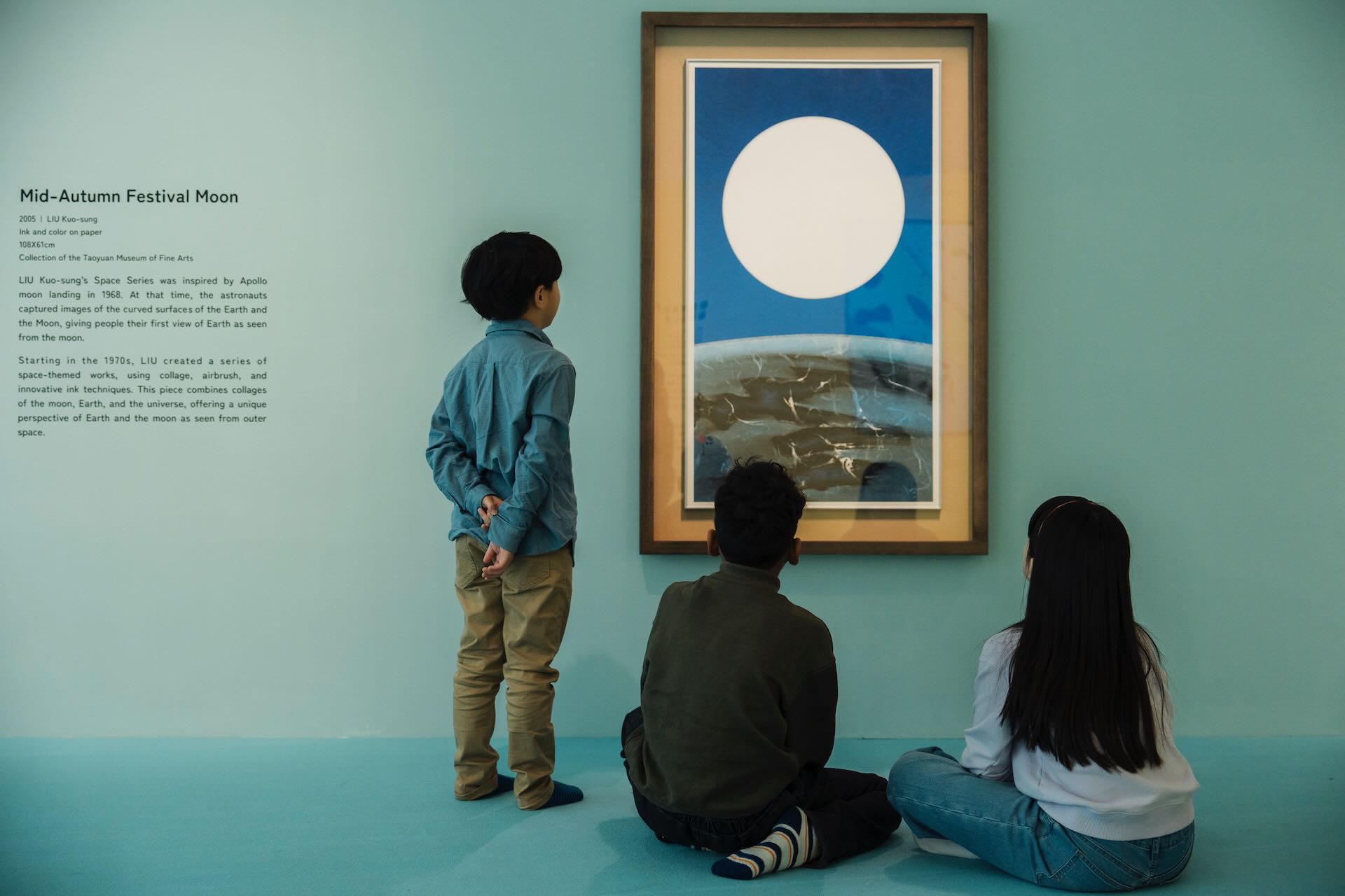 這次展覽中亦展出美術館的典藏品劉國松《中秋月》,該作品不僅是對傳統水墨技法的創新,更是對於當時代氛圍的一重要紀錄。透島影業拍攝,桃園市立美術館提供