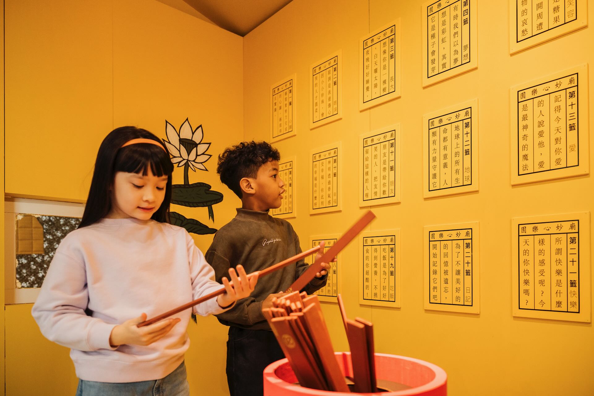 黃千倫《廟妙心樂園》以《漢聲小百科》中〈到普濟堂拜拜——談廟裡拜神的規矩〉為參照,在美術館裡面建造一座富有童趣的廟宇造型裝置。透島影業拍攝,桃園市立美術館提供