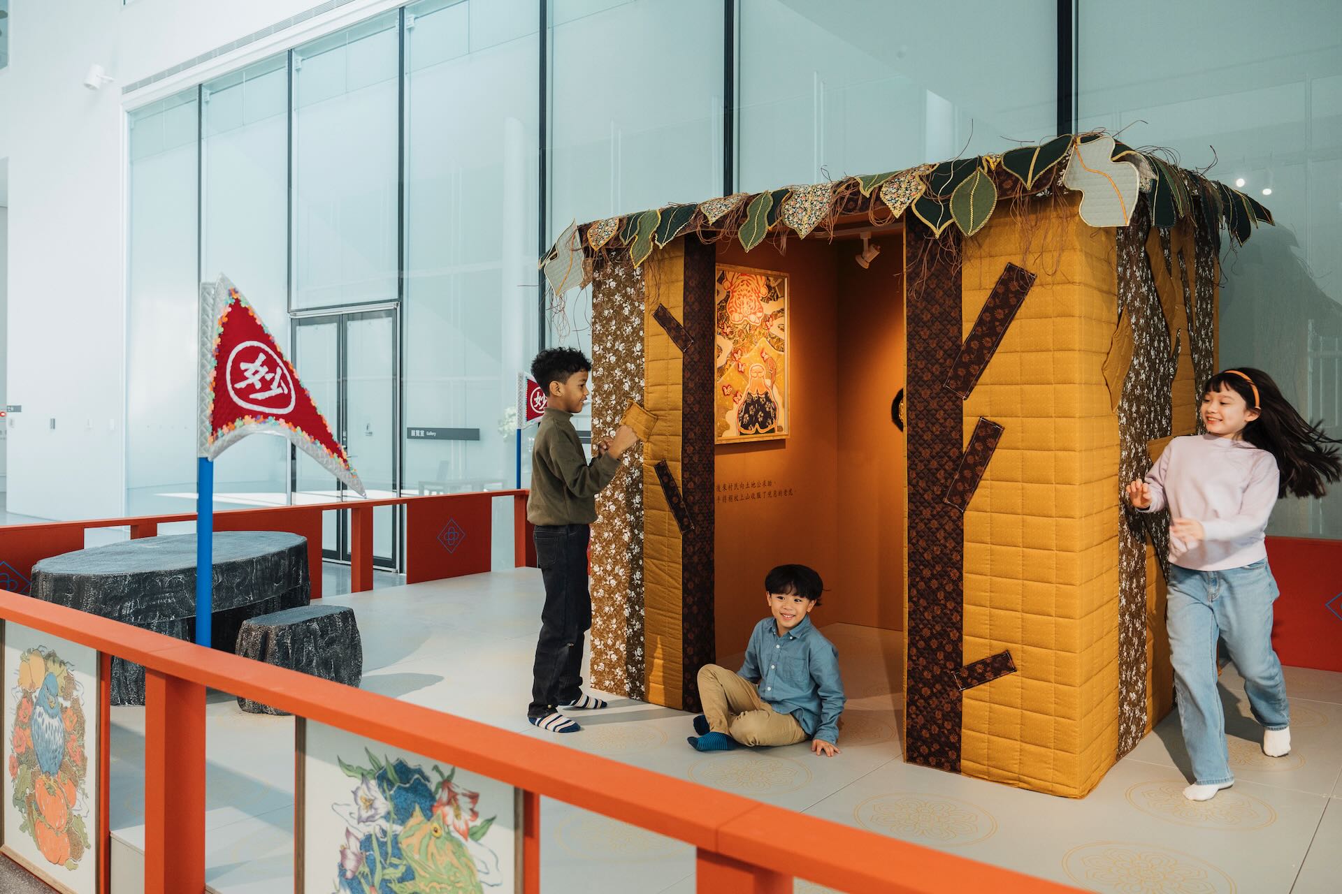 《廟妙心樂園》重新演繹《漢聲小百科》中有關桃園宮廟介紹的內容,對賴志婷來說亦回應了在地文史記憶的傳承。透島影業拍攝,桃園市立美術館提供