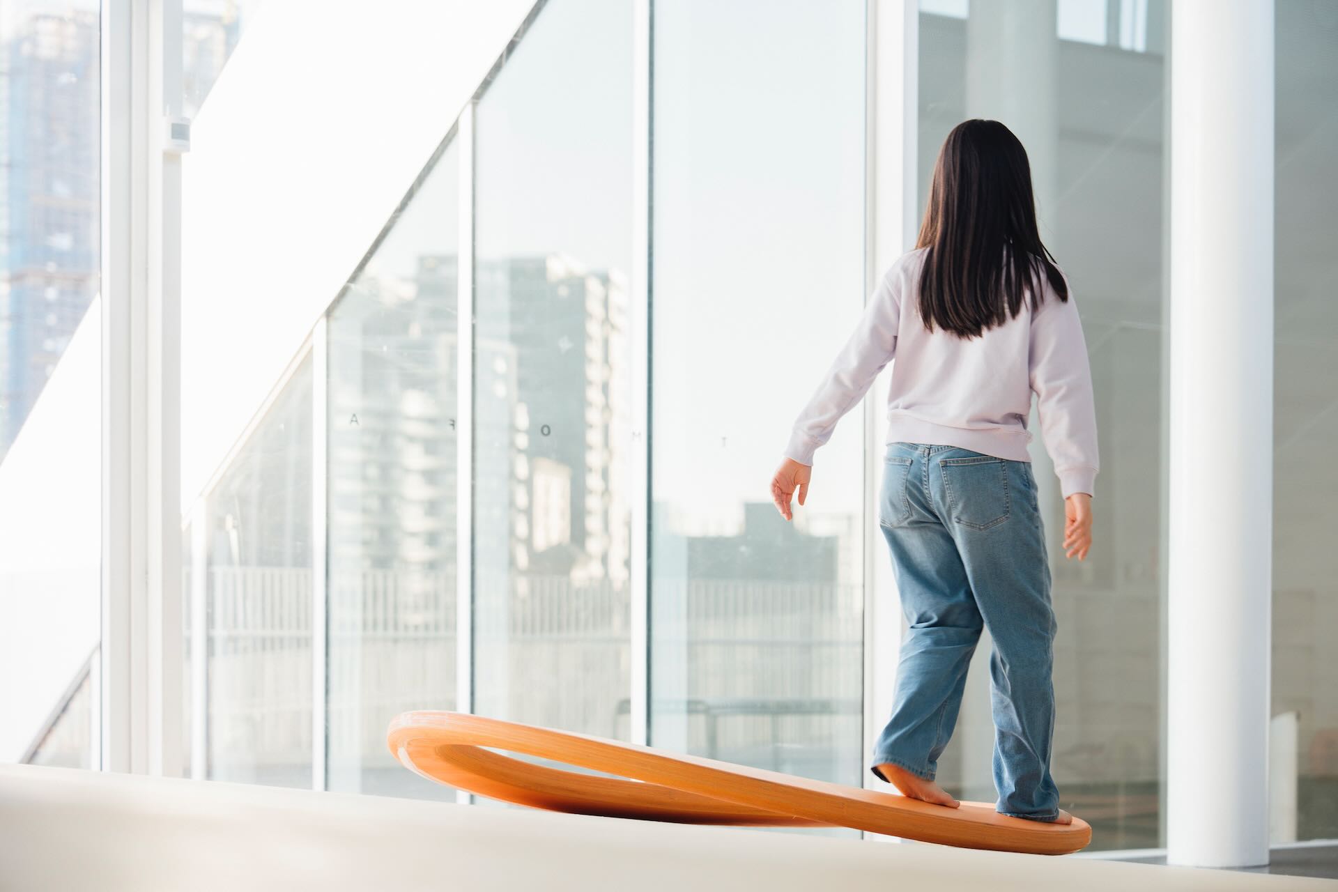 賴志婷說與兒童美術館合作的藝術家,最大的挑戰可能是如何在兒童安全的規範下,發揮他們想要展示的藝術主體性。圖為王德瑜、林柏陽《我的重力坡》。透島影業拍攝,桃園市立美術館提供