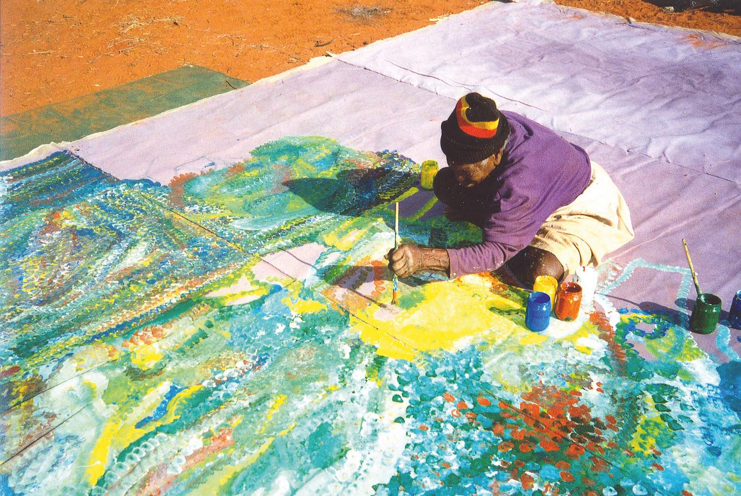 1994 年，Emily Kam Kngwarray 於澳洲中部烏托邦地區創作《地球的創造 I》（&nbsp;Earth’s Creation I） ©TATE