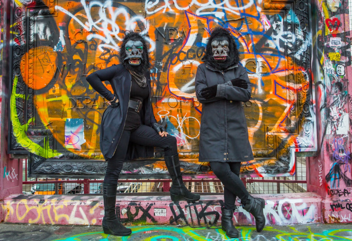 2016年遊擊隊少女成員照片。 攝影／&nbsp;Katie Booth，© Guerrilla Girls、guerrillagirls.com提供。