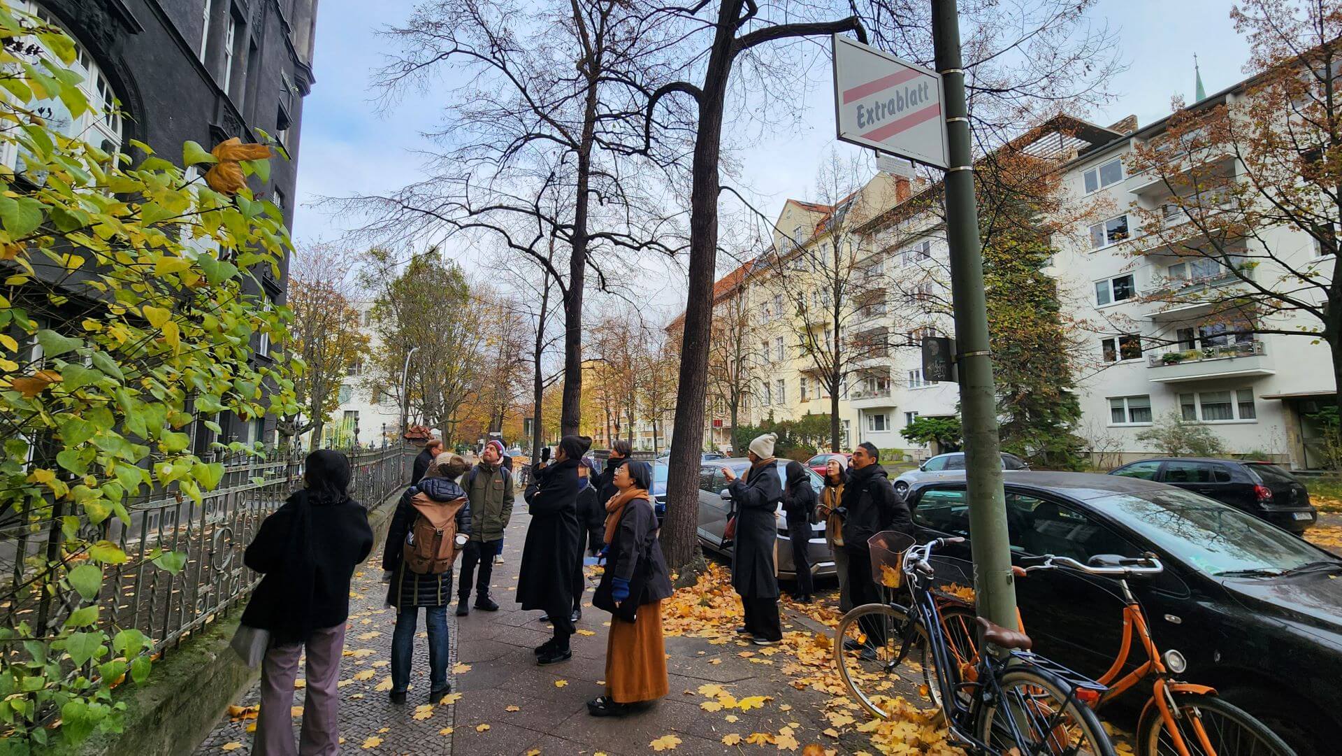 街頭走讀的參訪場景。（攝影／高森信男）