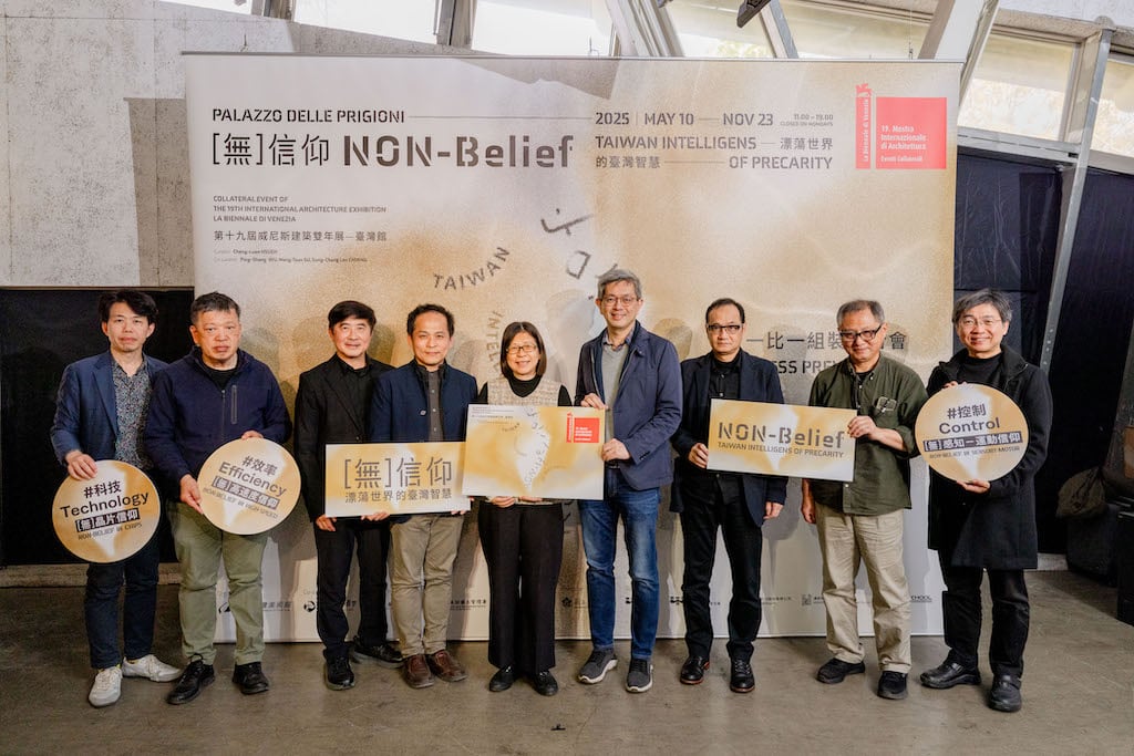 10 貴賓合影，國美館館長陳貺怡（中）、策展人薛丞倫（左4）及評審委員等。（國立臺灣美術館提供）