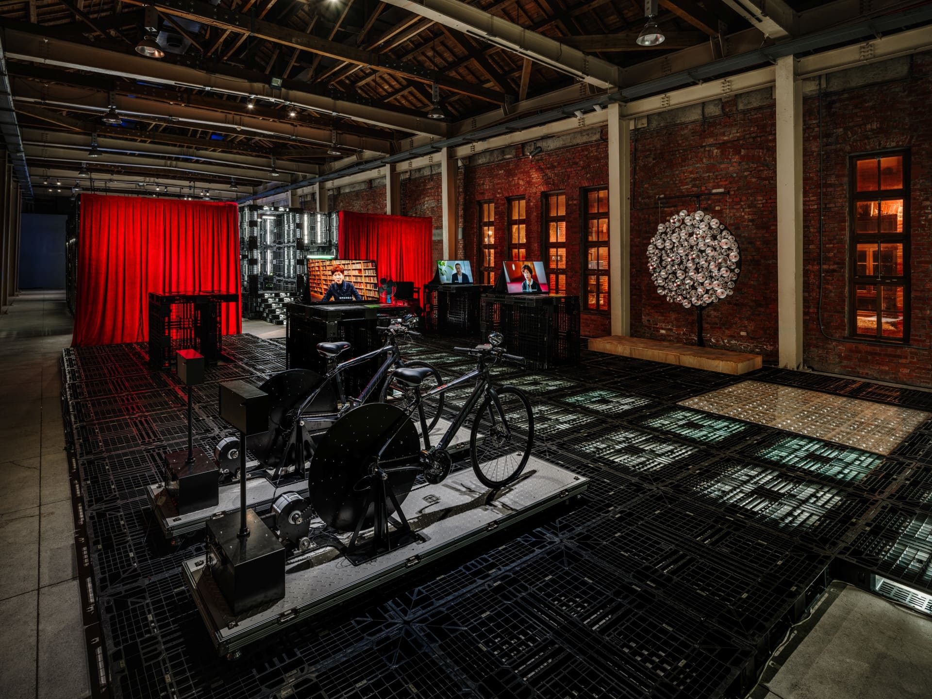 第二區「路徑由你：參觀迴路、時尚伸展與表演舞台」，展出國家兩廳院演出《寫給滅絕時代》劇場作品所使用的發電自行車。（攝影：定影影像工作室FIXER Photographic Studio；圖片提供｜方物研創）