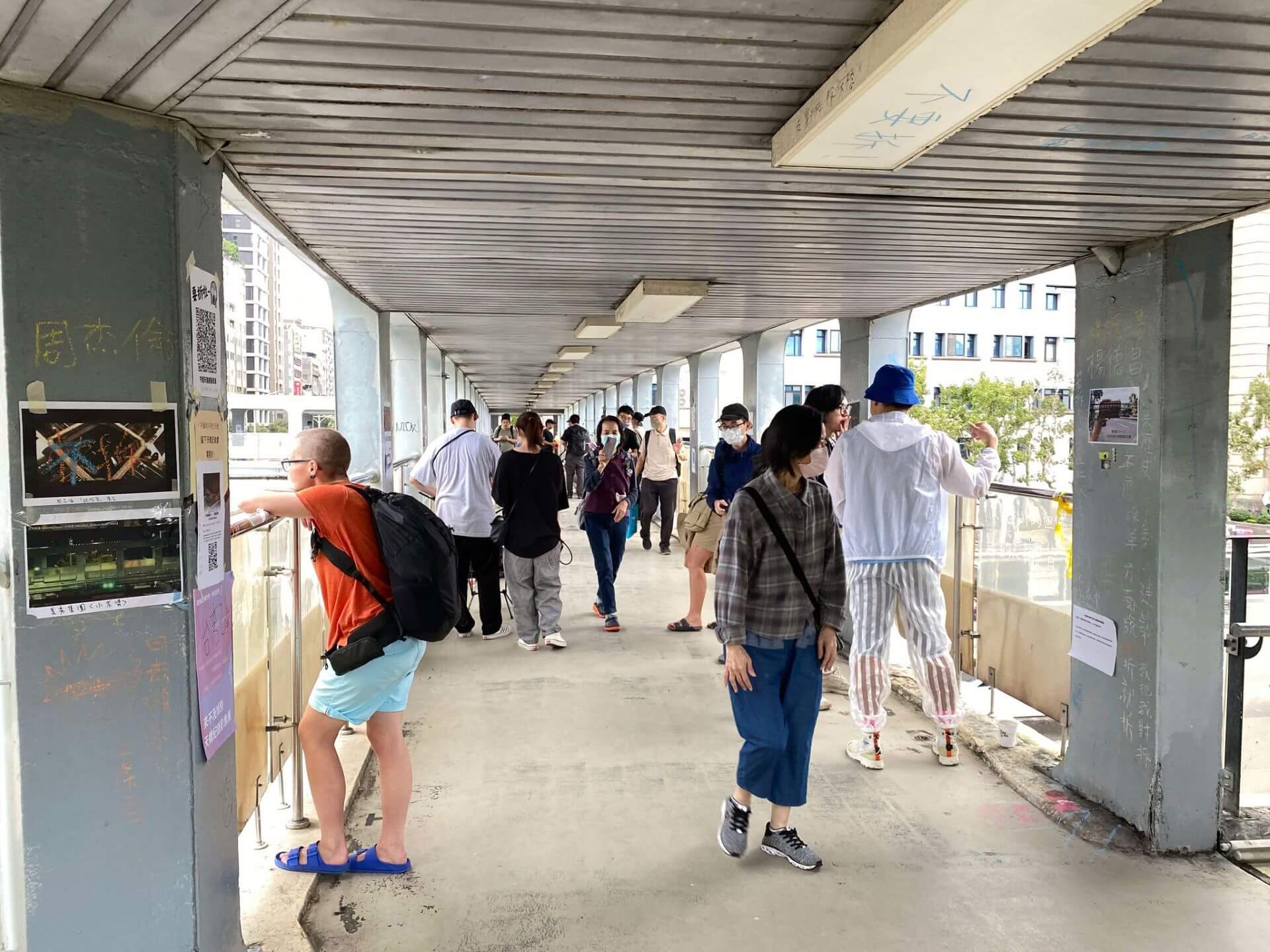承載台北城市記憶的和平天橋被拆除前，許多人聞訊趕來此地打卡留念。（陳晞提供）