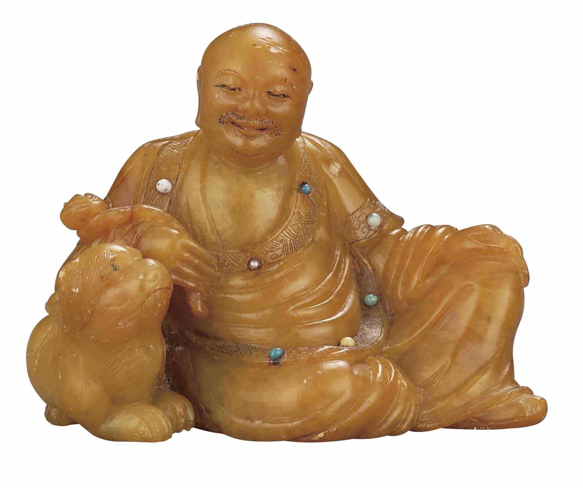 清康熙《玉璇款壽山石雕笑獅羅漢坐像》，寬4.8公分。