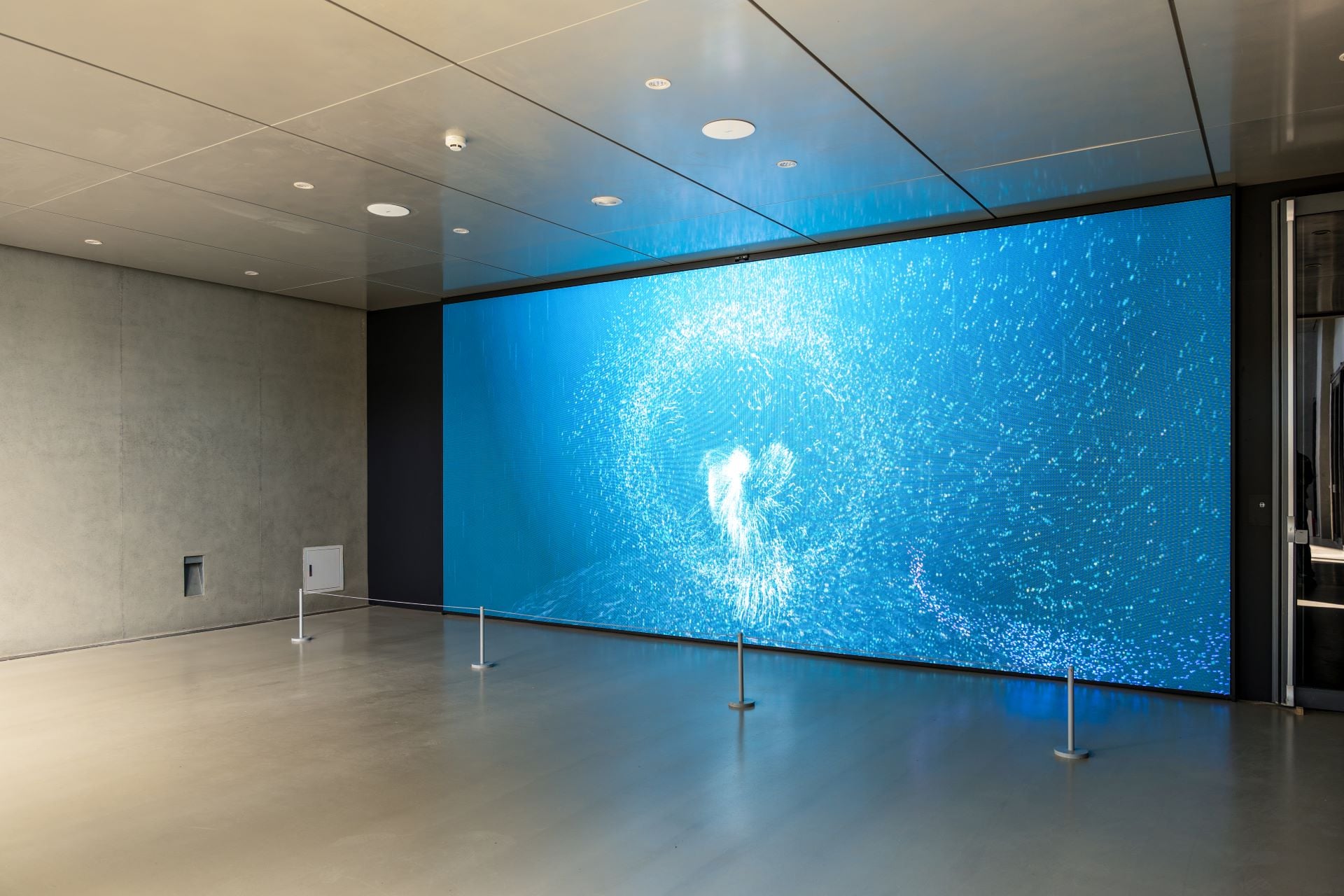 張博智，《流變的光景》作品現場。LED、電腦、螢幕機、互動程式，288×640×10 cm，2024。（新北市美術館提供）