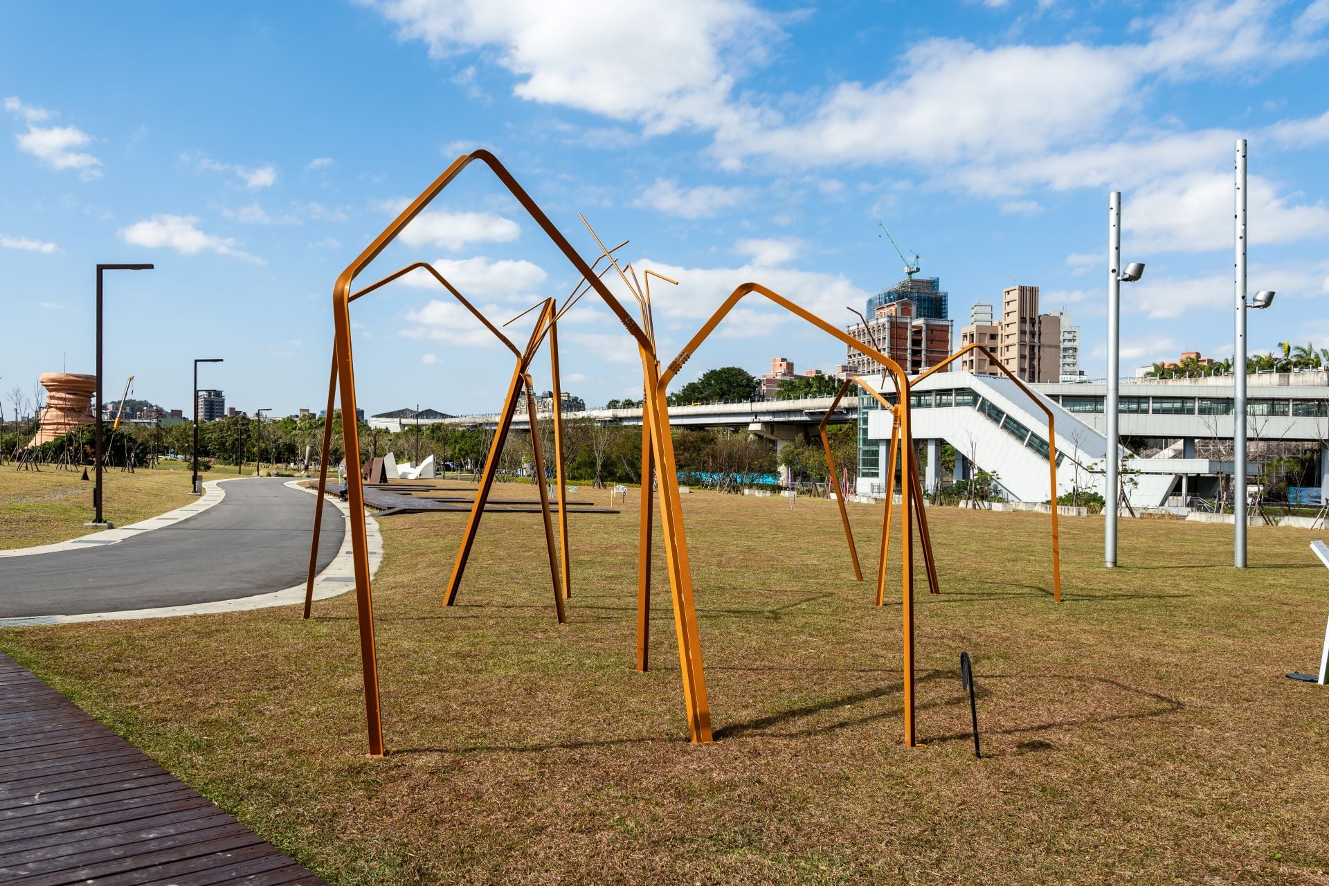 莊普，《三竹節》，漆、鍍鋅角鋼，430×450×360 cm（每件，每組三件），2022。（新北市美術館提供）