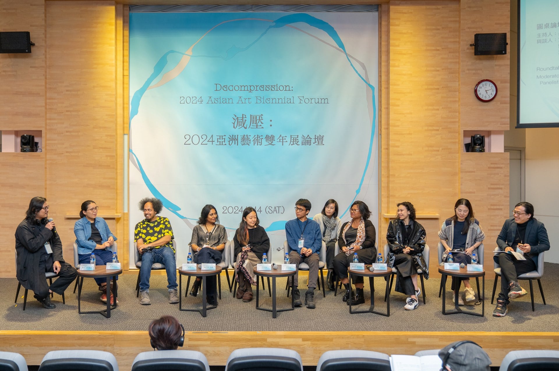 由艾斯賓納主持的論壇，左至右為：策展人墨夫．艾斯皮納、呂佩怡、莫楚、帕拉維．保羅、武雨濛、藝術家朱浩培、藝術家娜塔莉．穆恰馬德、策展人雅莉安．蘇塔馮、策展人金海主、策展人方彥翔。（國立臺灣美術館提供）