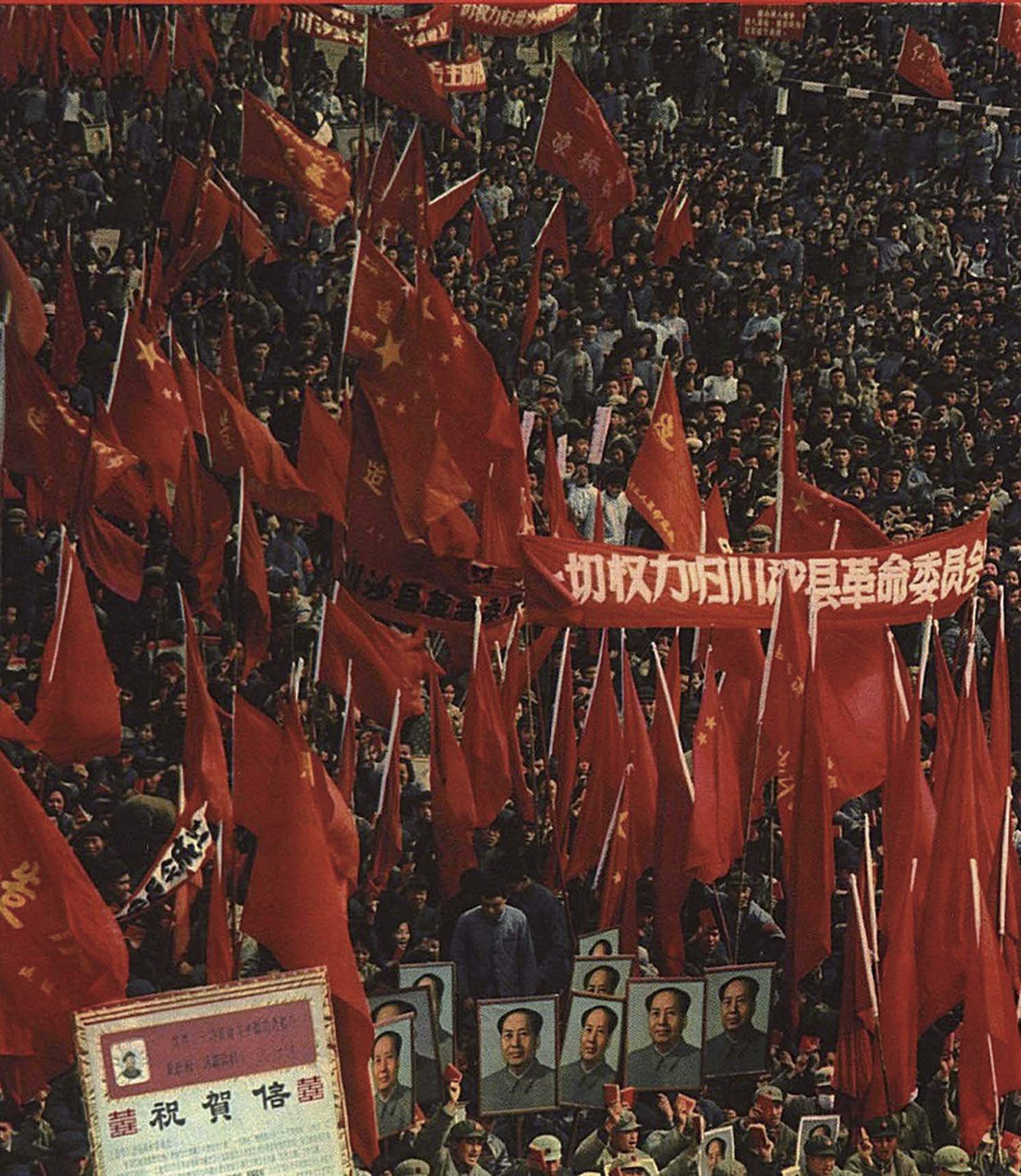 中國共產黨以「紅色革命」為號召，圖為1967年1月在「文化大革命」期間上海造反派展開的針對上海市黨政機關的奪權事件「一月風暴」。（Public Domain）