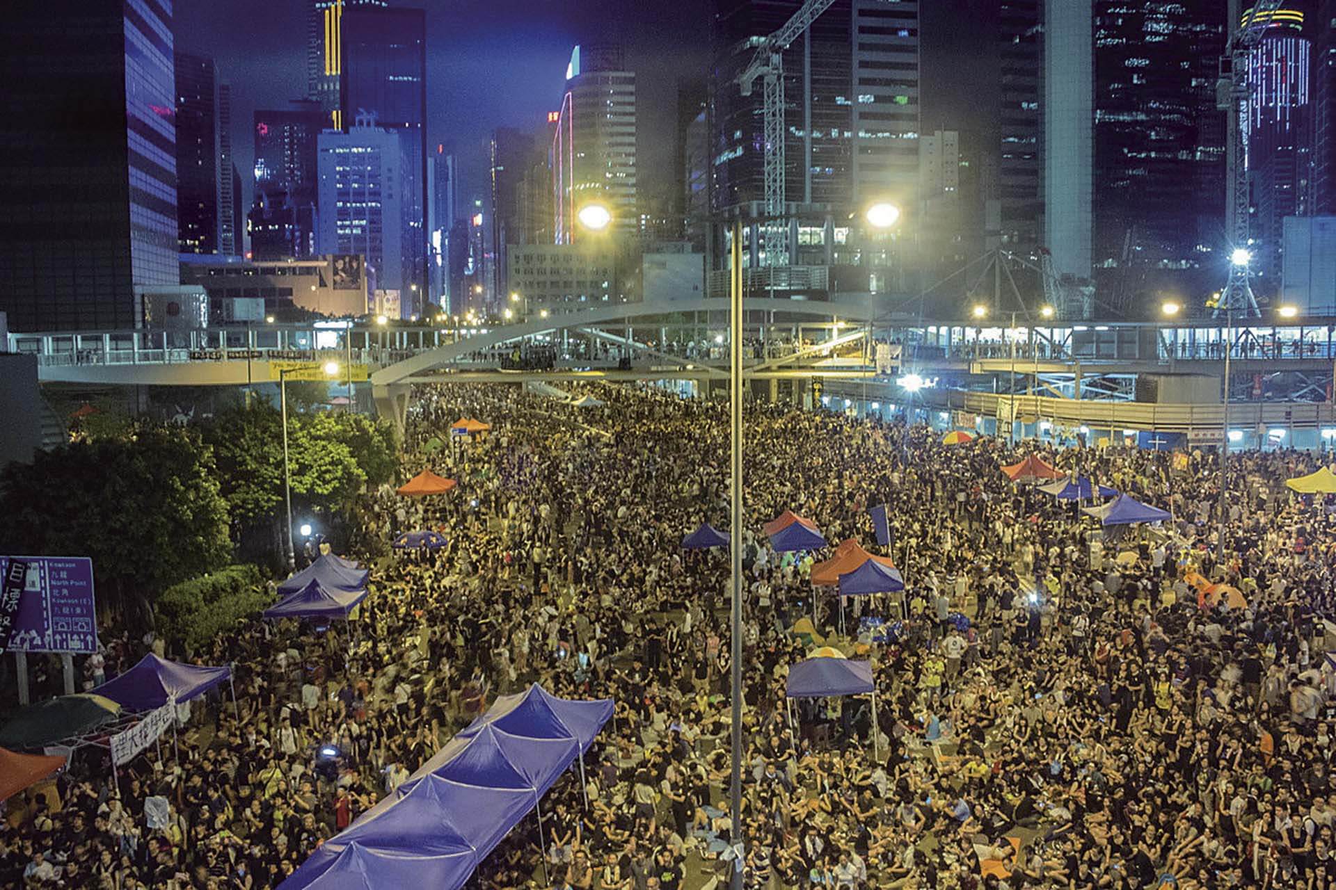 香港的黃雨傘運動於2014年10月1日在金鐘集會情景。（Public Domain）