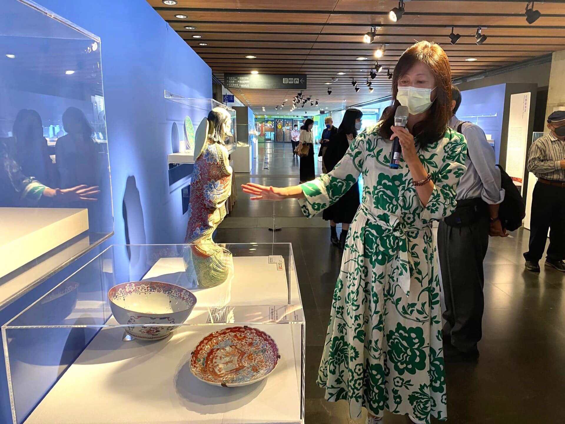 2022年總策展人施靜菲導覽陶博館「出色：近代陶瓷彩繪的調色盤革命」特展。（攝影／朱佑霖）