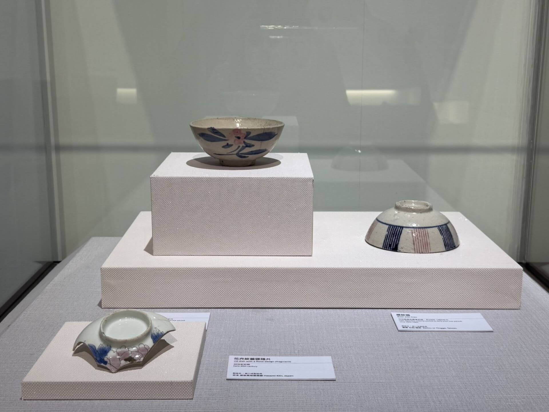 日治晚期至戰後初期，約1945-60年代，北投／鶯歌製造，《花卉圖紋碗》，碗身單側手繪胭脂紅花一朵，花瓣四周配上青花葉片。（攝影／朱佑霖）