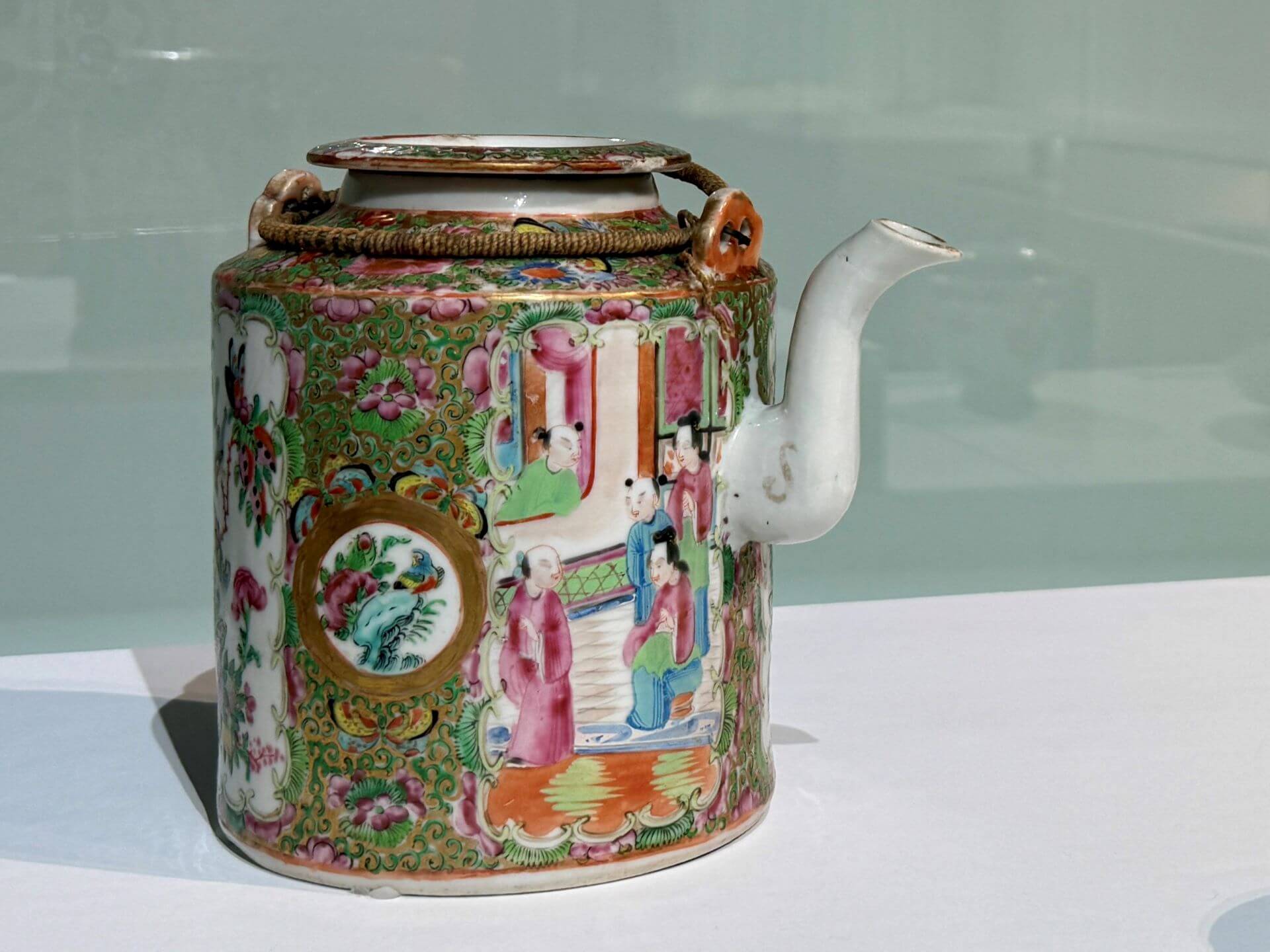 約1850-1870年，廣州製造，《織金彩提梁壺》，此類型以胭脂紅、綠、金為主要色彩的廣州加彩瓷類被稱作織金彩，19世紀時大多外銷至歐美國家。（攝影／朱佑霖）