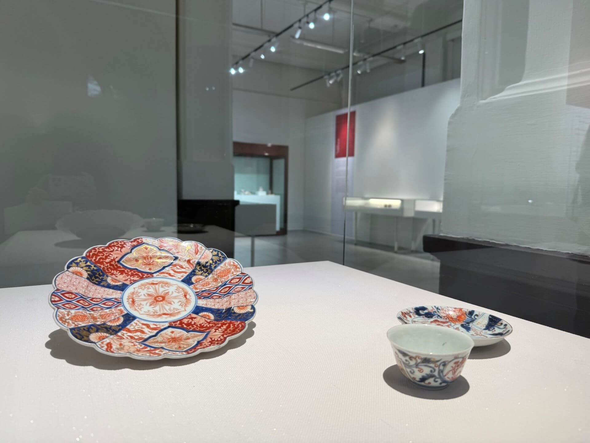 日本外銷瓷器樣式，約1870-1900，《伊萬里金襴手樣式菊瓣盤》與1700-1740年，《伊萬里瓷金襴手樣式花卉杯盤組》。（攝影／朱佑霖）