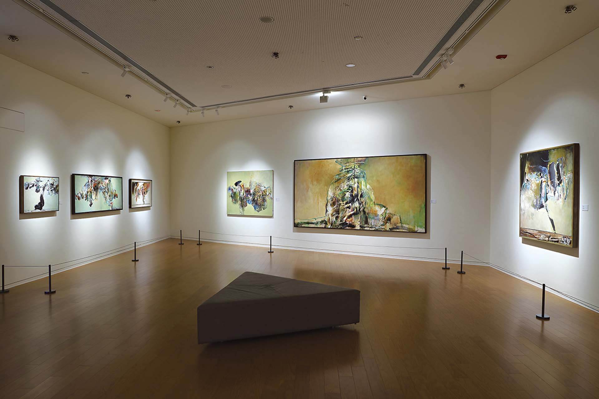 在「歸鄉心曲」展區中，展出的皆為莊喆於2006年後期創作，其中包括《鑲紅引綠》一作。（亞洲大學附屬現代美術館提供）