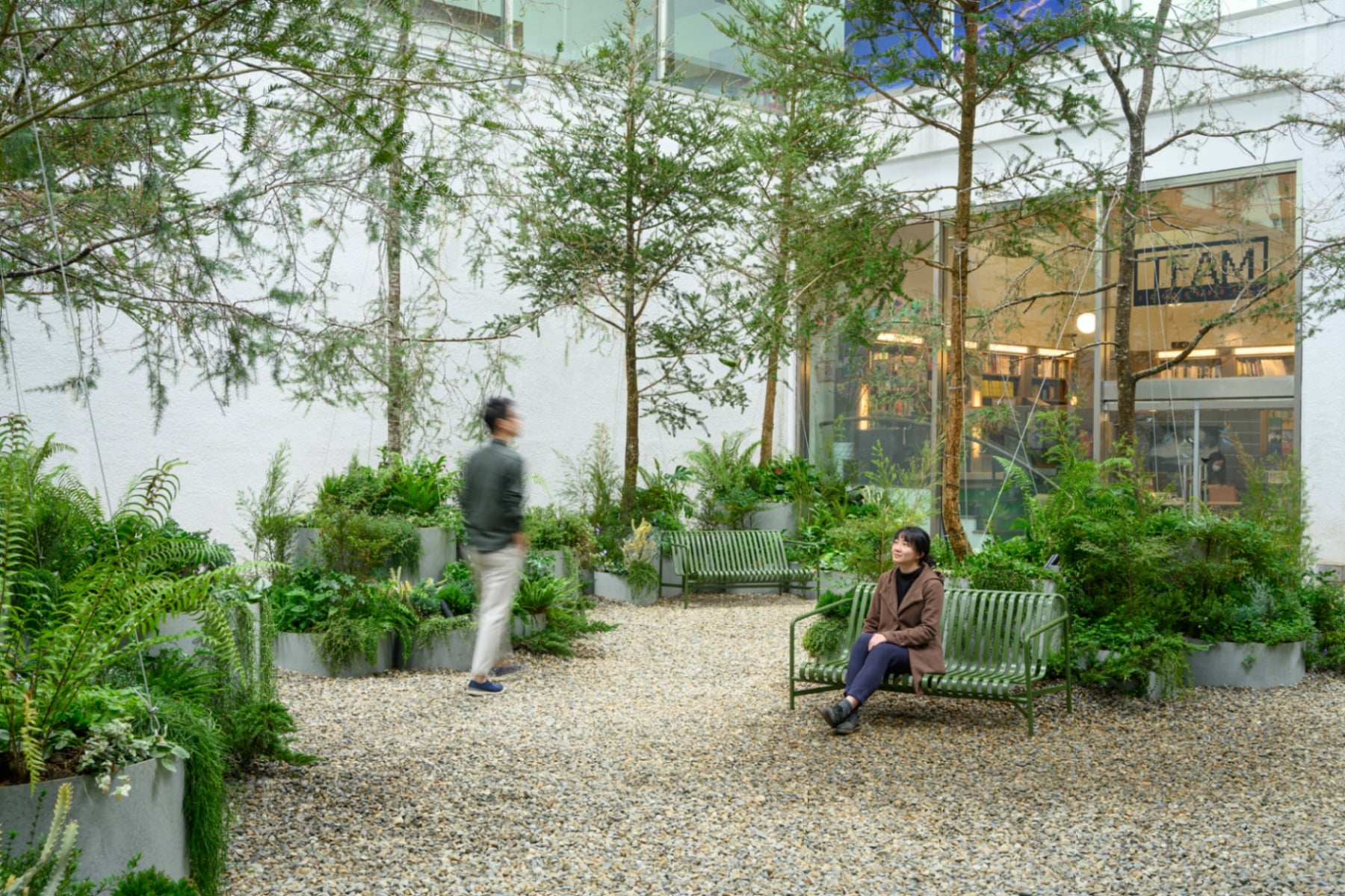 《迷霧花園》提供民眾饒富綠意的休憩空間。（臺北市立美術館提供）