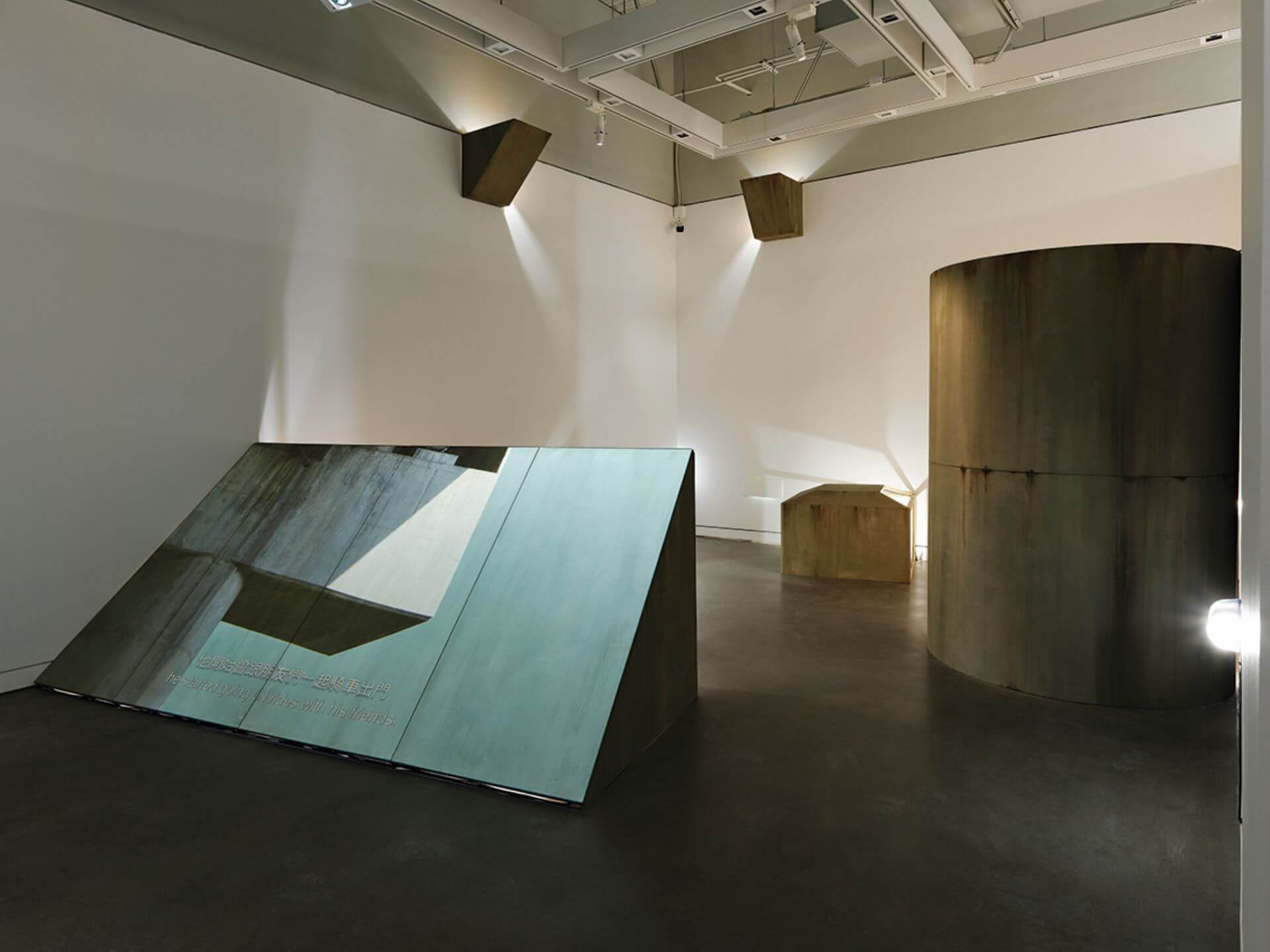 「2025高雄獎」首獎得主丘智偉作品《河邊的巨大之物》。（攝影／Studio Millspace，高雄市立美術館提供）