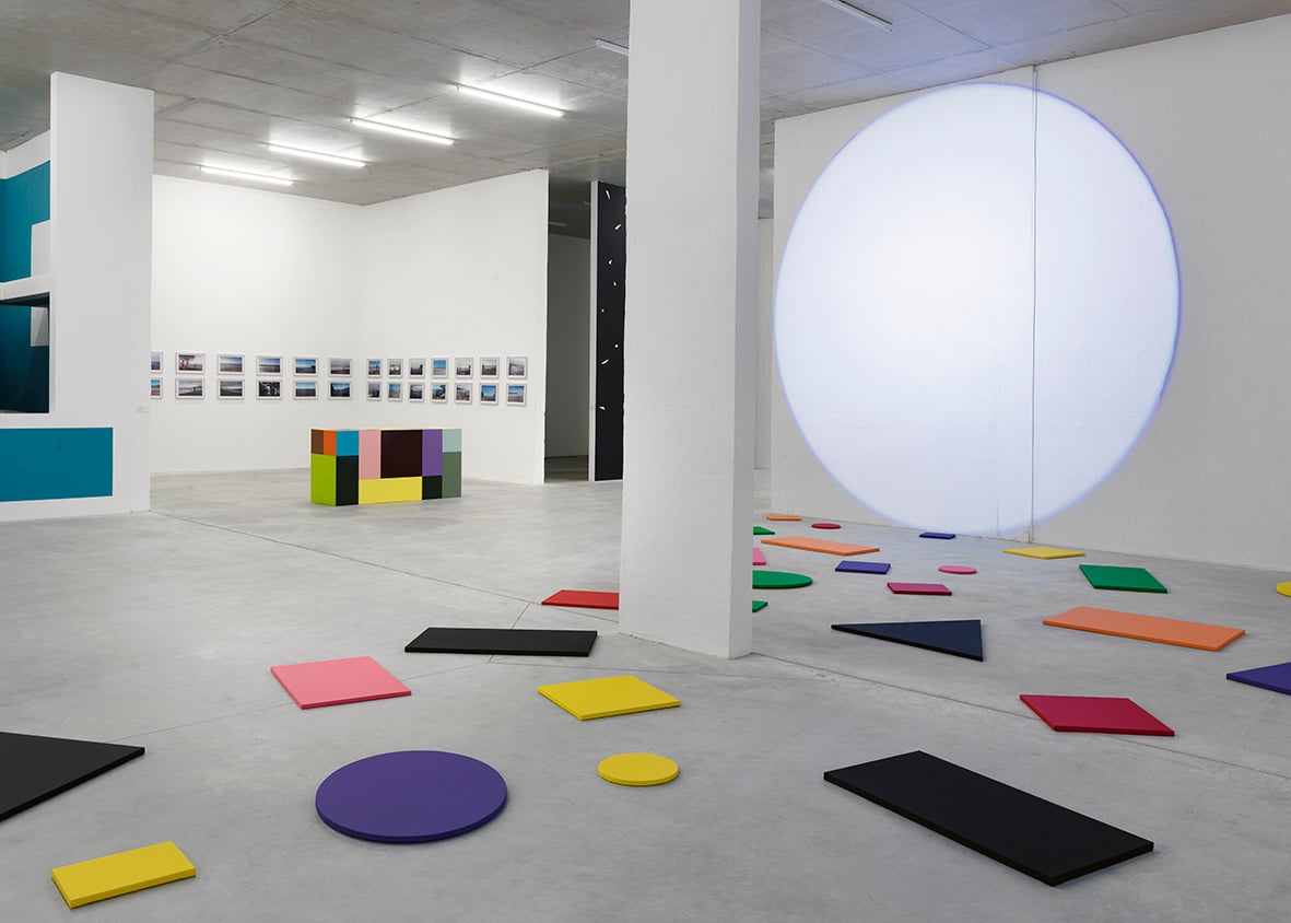 地面一樓展覽現場，包括克勞德．呂托（Claude Rutault）、 米歇爾．韋勒、 克萊恩．德孔寧與大衛．霍維茲的作品。（畢拉弘收藏提供，攝影／André Morin）