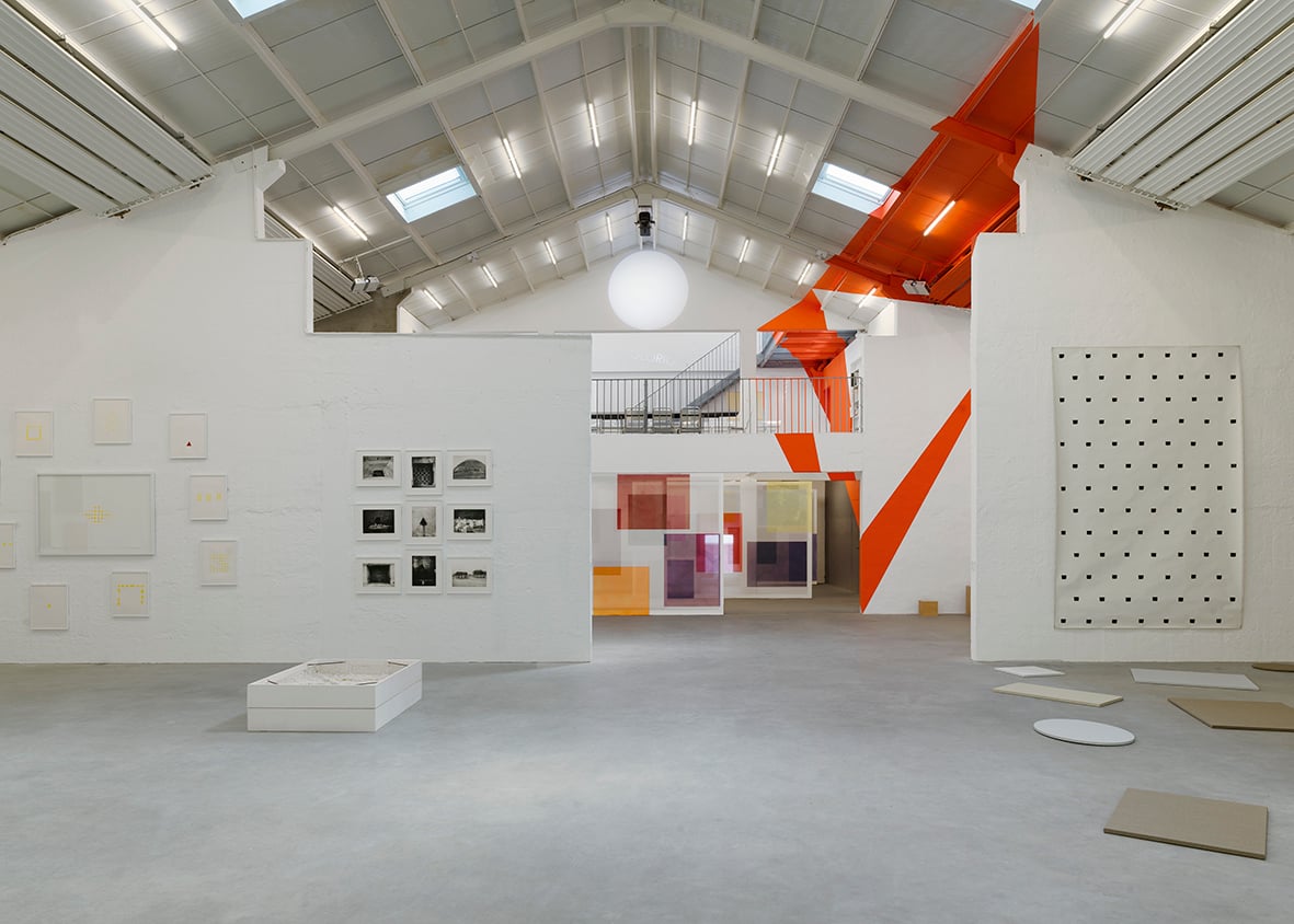 二樓展覽現場，包括迪迪耶．維爾梅倫（Didier Vermeiren）、沃爾夫岡．萊布（Wolfgang Laib）、瑟西爾．巴爾、 米歇爾．韋勒與菲利斯．瓦里尼的作品。（畢拉弘收藏提供，攝影／André Morin）