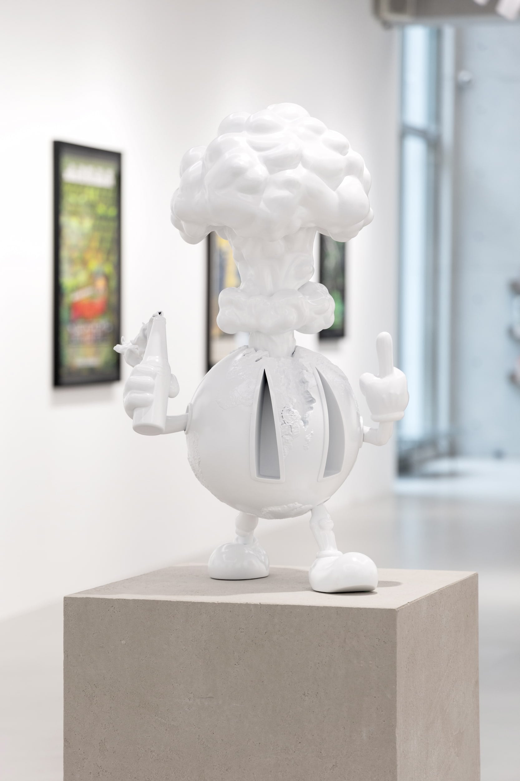 D*FACE雕塑作品《F*ck The World》（2024，H80 × W48 × D33 cm，Aerosol on fiberglass）於個展「NO SPACE LIKE HOME」展場。（DOPENESS ART LAB提供）