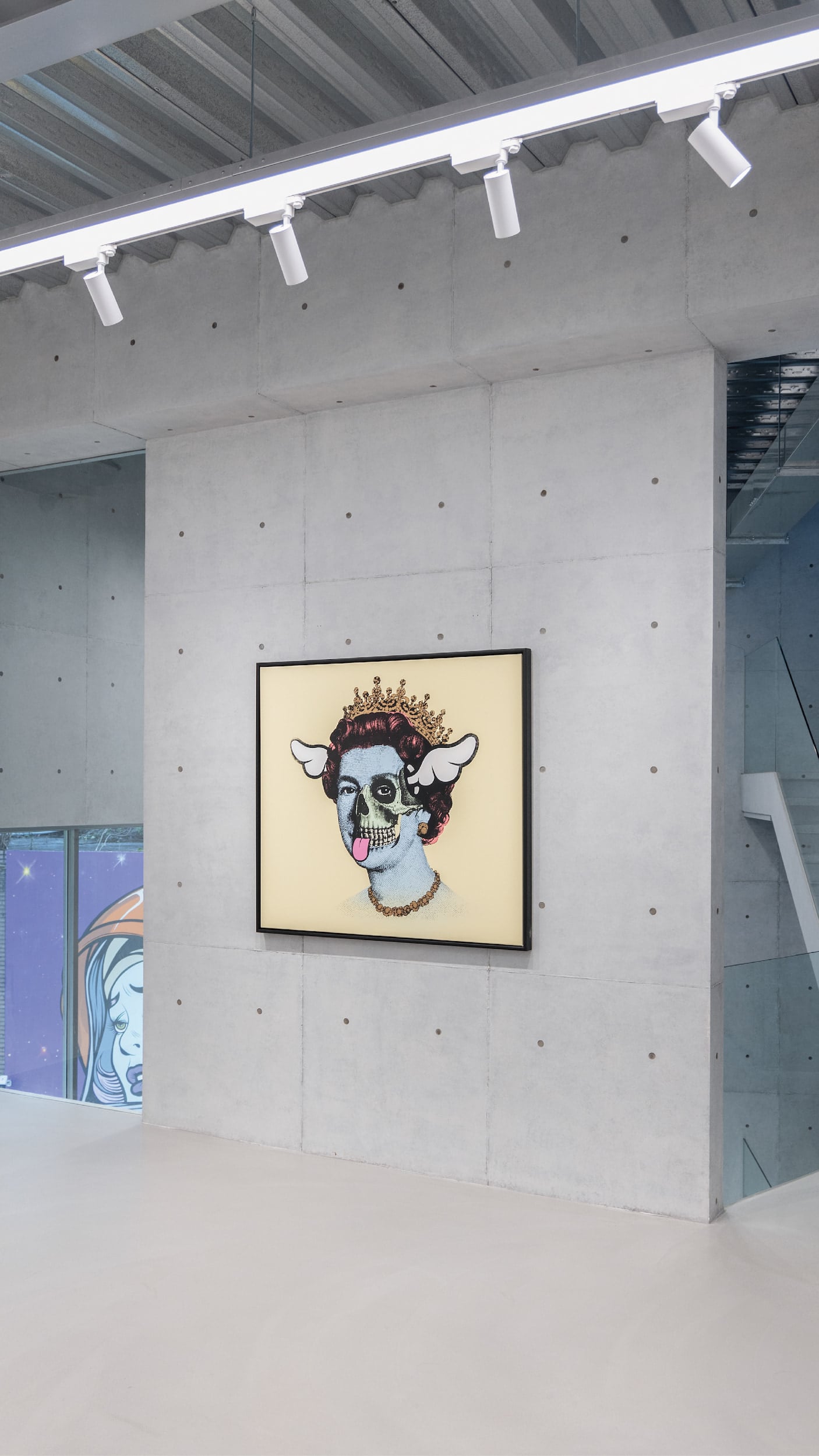 畫廊團隊特別在這次D*FACE的個展「NO SPACE LIKE HOME」期間，展出經典的《Dog Save The Queen》作品。（DOPENESS ART LAB提供）