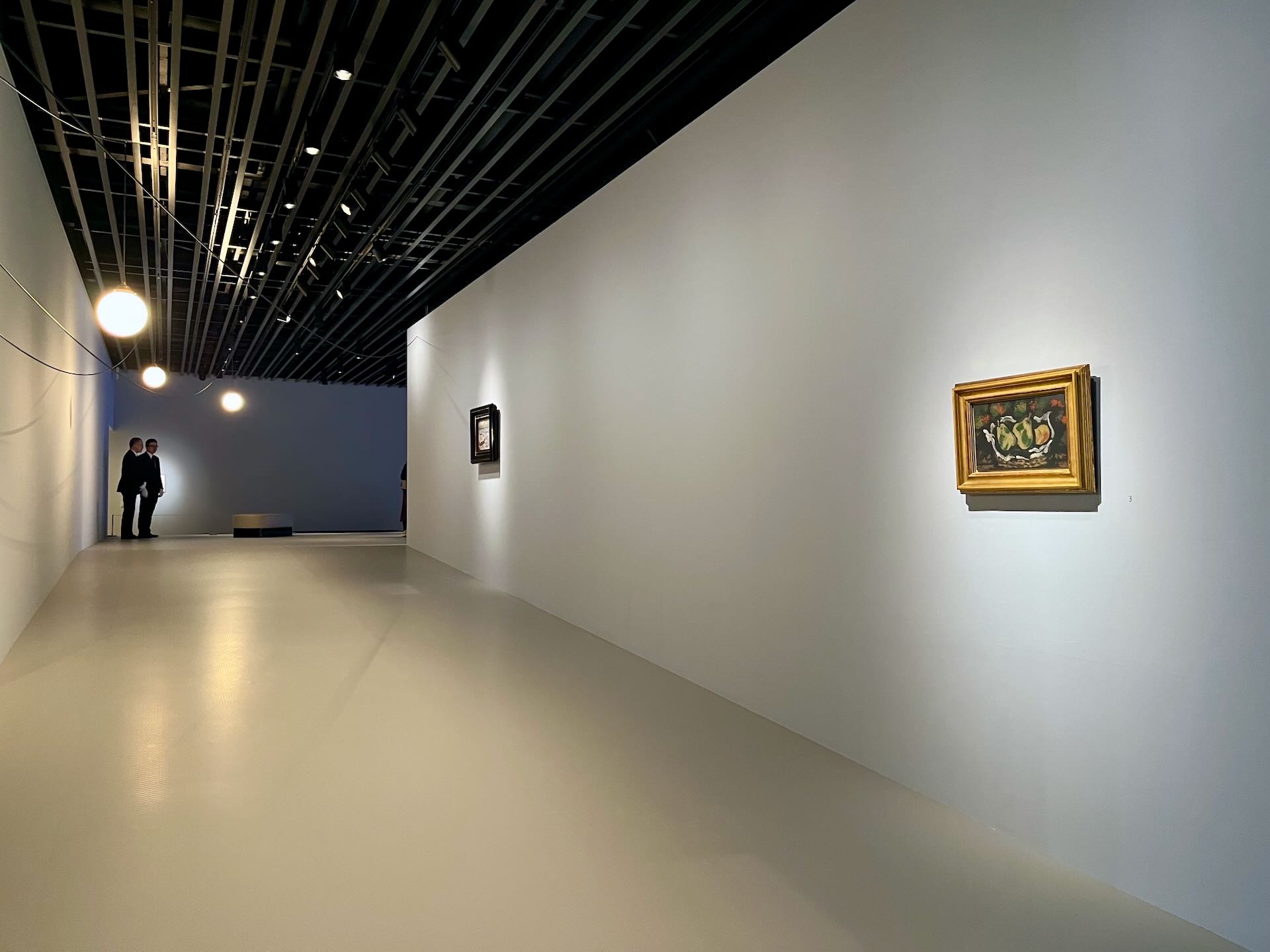 由Artizon museum主導的「Jam Session」計畫，卻是邀請藝術家與石橋基金會的收藏品來共同製作展覽，透過當代藝術家的創作，來重新回訪、對話既有的典藏品。圖為展覽入口走廊。攝影／陳思宇