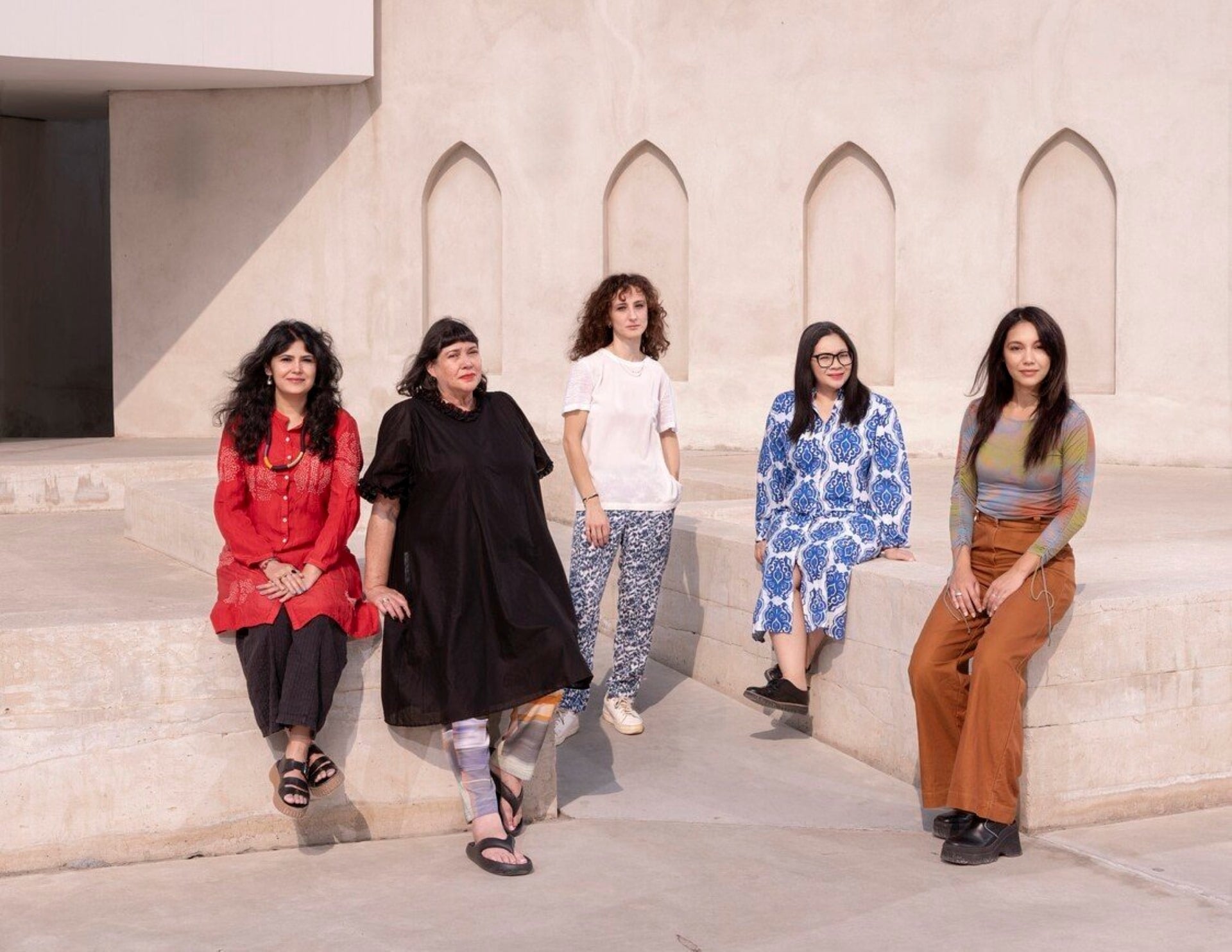凱西米是任命了一支五位全女性策展團隊，左起為：Natasha Ginwala、Megan Tamati-Quennell、Zeynep Öz、Alia Swastika 和 Amal Khalaf。（© Megan Cope）