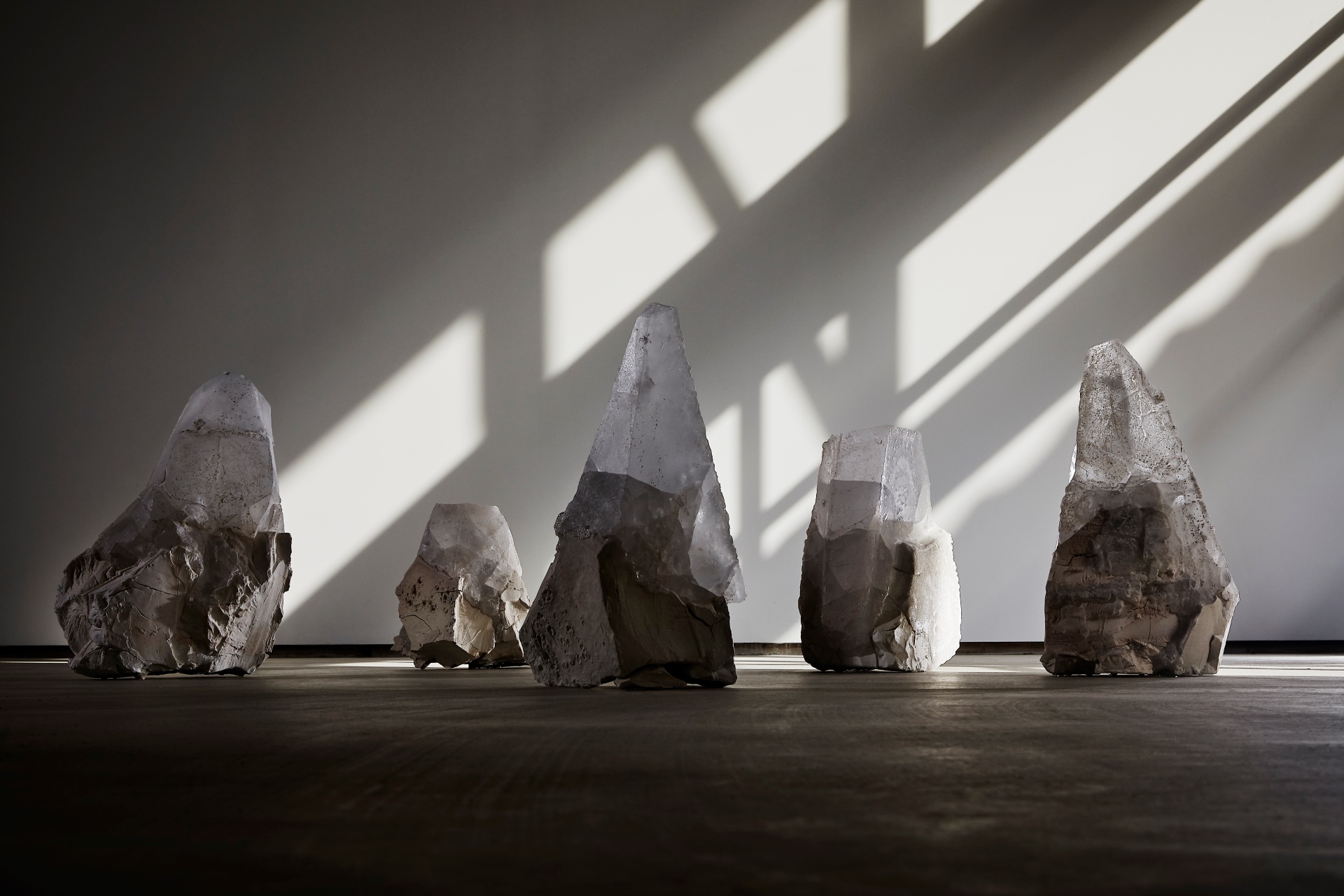 將於愛知三年展展出小川待子（Ogawa Machiko）的作品《水晶與記憶：五座山》 （Crystals and Memory: Five Mountains，2020 ）。 （攝影／Tadayuki Minamoto，思文閣提供）