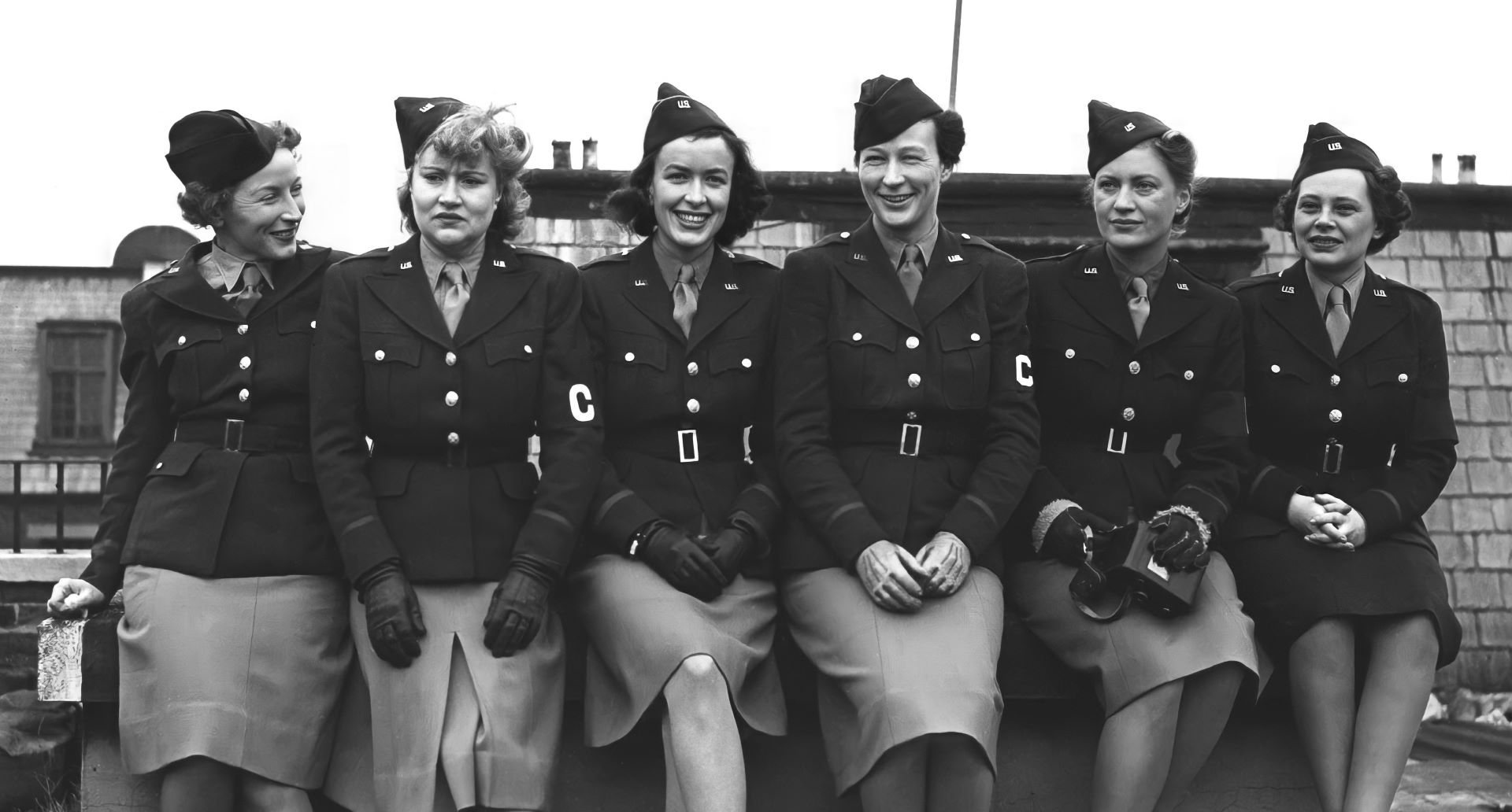 1943年，米勒與其他女性戰地記者一起報導第二次世界大戰期間歐洲戰區的美國陸軍，圖右二為李．米勒身影。（Public Domain）