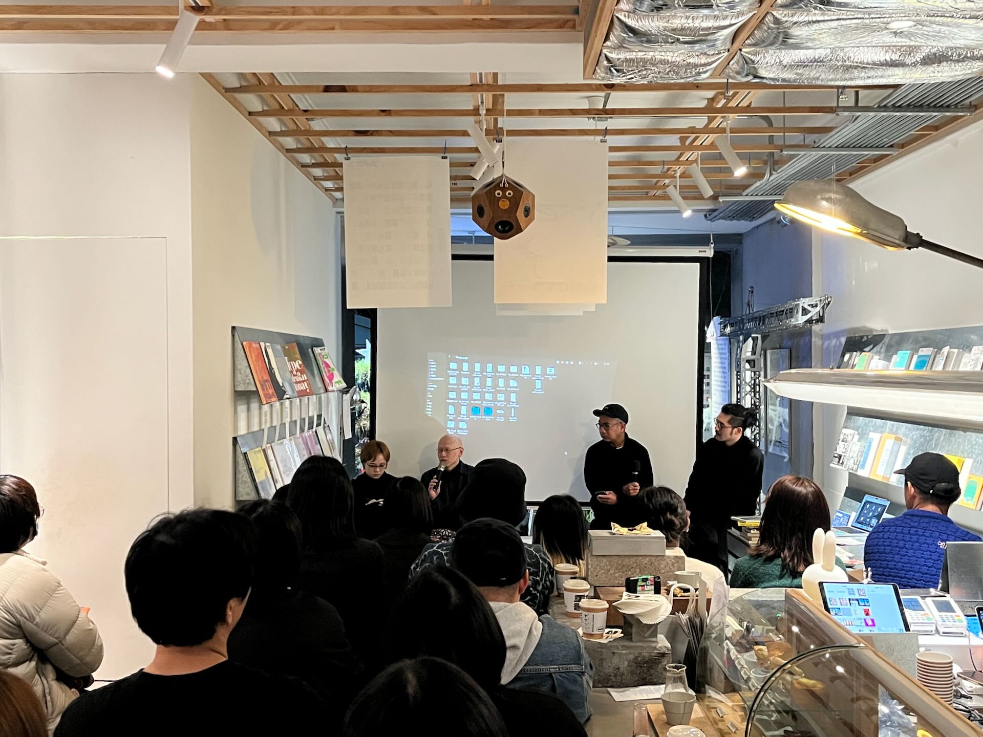 展覽展名「編輯與實踐」便是試圖闡述室賀清德那繁複且常被忽略的技藝，本文也透過講座側記，與讀者分享他是如何思考與平面設計有關的編輯議題。圖為「室賀清德：編輯與實踐」講座現場。（本刊資料室）