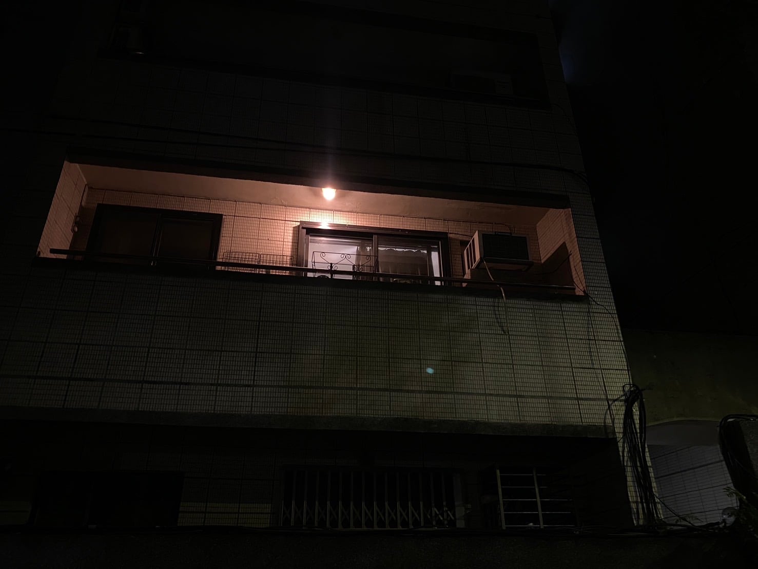 那些飄渺在作品、輕雕塑與手藝、房間、檔案、塗鴉、私人導覽、攝影跟燈光之間，為了與某種無可避免的有限性溝通、斡旋，進而發生的聯想、對話和共鳴，是藝術。圖為晚上拍向「摩登浩室—超輕量」陽台的影像。（攝影／陳晞）