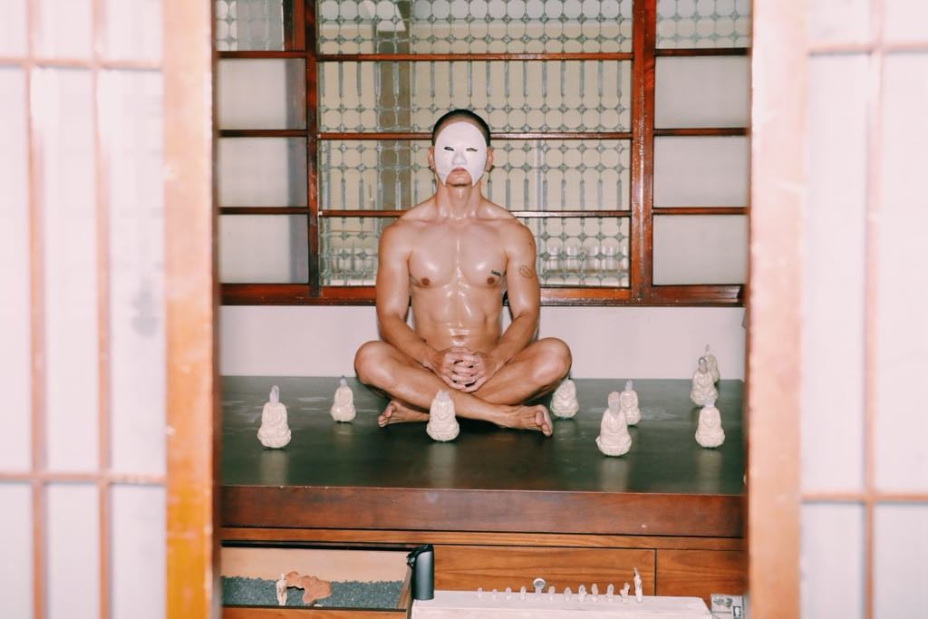 登曼波找來的男子室內裸拍，並且在展覽期間不定期發布新照片，讓人以為我們會在展場遇到這個驚喜，好似這裡變成了另一個裸拍景點（但其實只有開幕隔天限定）。圖為登曼波於「身體廟宇」的展場攝影創作。（登曼波提供）