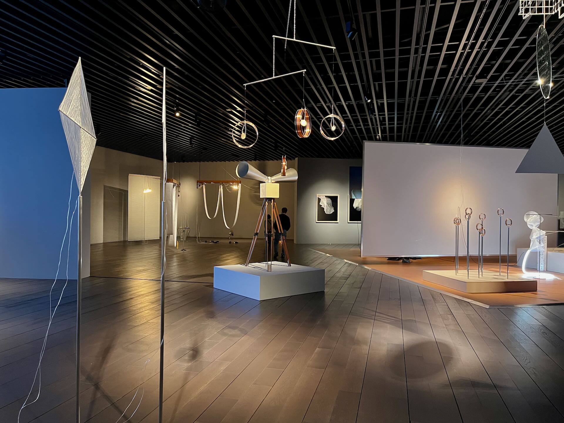 毛利悠子在展場的作品也以圓形、三角形、菱形與線條構成，除作品造型與保羅．克利繪畫的元素巧妙相呼應外，作品之間也呈現一巧妙的動態平衡。圖為展覽一隅。攝影／陳思宇